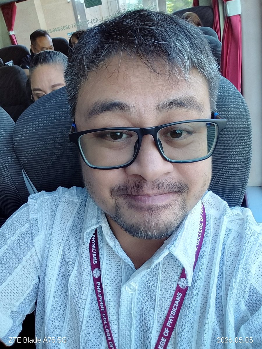 DomsTito's tweet photo. when the ash gray and white streaks slowly becames a patch over my 40-ish crowning glory. Thankful the hairline hasn't receded yet. https://t.co/jJGubusuS9