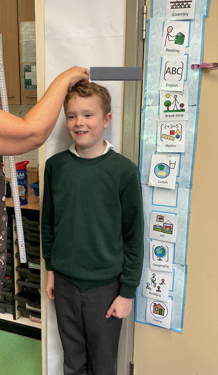 NewDelPrimary's tweet photo. Year 3 were busy measuring in metres and cms today. They measured stationery, furniture and the height of our friends. https://t.co/HBbBqWiSi6