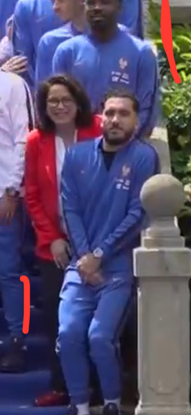 MtBzy's tweet photo. @rayan_cherki Pélo c’est quoi cette pose ? 🤣🤣🤣 https://t.co/X7bJOlHbnn
