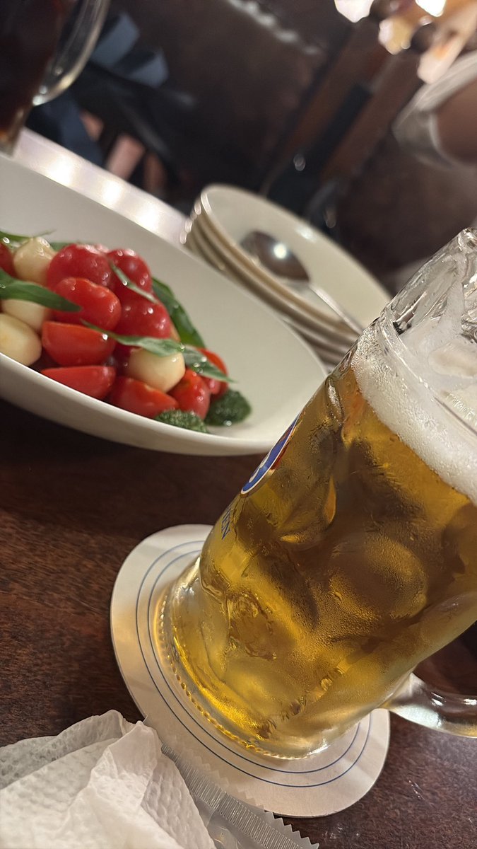 hr_71_'s tweet photo. 見知らぬ土地に1人で引っ越してきたけど気の合う同期たちのおかげでホームシック今の所なし！
出会って2週間とかなのに色んなところに連れて行ってくれてありがとう同期たち〜😊
昨日はドイツビールのお店連れてってくれた✌️ https://t.co/k5qryjEqJM