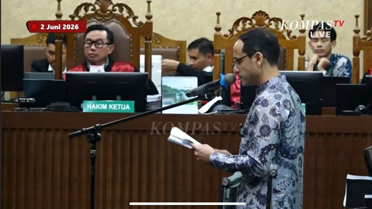 fuhrerniq's tweet photo. Setelah dituntut 18 tahun penjara + uang pengganti Rp5,6 TRILIUN.
Hari ini Nadiem buka mulut di Pengadilan Tipikor.
Yang dia bilang? Cukup bikin jaksa harus kerja keras lagi malam ini. Bahkan Kuasa hukum Nadiem PD soal vonis bebas!
Beberapa poin yang disampaikan nadiem sbg berikut:

Nadiem didakwa korupsi pengadaan Chromebook & Chrome Device Management di Kemendikbudristek tahun 2020–2022.
Dugaan kerugian negara: Rp2,1 triliun.Tuntutan jaksa: 18 tahun penjara + denda Rp1 miliar.
Program yang katanya buat digitalisasi pendidikan anak Indonesia. Ironis? Tunggu dulu.

Di pledoinya yg setebal 1.400 halaman, Nadiem bantah semua unsur pidana korupsi:
❌ Tidak ada kerugian negara (menurut ahli & saksi fakta) 
❌ Tidak ada perbuatan melawan hukum
❌ Tidak ada memperkaya diri sendiri atau orang lain
❌ Tidak ada mens rea - niat jahat yang jadi syarat wajib pemidanaan
Dalam hukum pidana, kalau unsur-unsur ini tidak terbukti semua, tuntutan harusnya GUGUR.

Nadiem sendiri bilang di depan majelis hakim:
"Saya menjadi menteri di umur 35 tahun tanpa pengalaman di pendidikan, birokrasi, maupun politik."

Dia juga singgung tekanan politik dan gesekan internal karena bawa orang-orang muda profesional ke birokrasi.
"Gerak cepat bisa berisiko, dan kelugasan sering disalahartikan sebagai kesombongan."
Entah itu pembelaan atau refleksi — tapi yang jelas, 1.400 halaman pledoi itu bukan karangan singkat.

Yang menarik secara hukum:
Pledoi bukan penentu vonis, tapi dia adalah "last stand" terdakwa sebelum hakim memutus.
Kalau hakim menilai unsur mens rea memang tidak terbukti → bisa vonis bebas (vrijspraak) atau lepas dari segala tuntutan (onslag van rechtsvervolging).

Kuasa hukum Nadiem bahkan PD soal vonis bebas. Berani sekali. Atau... sudah baca peta yang berbeda?

Side note yang nggak kalah menarik:
Nadiem masuk ruang sidang pakai jaket ojol generasi pertama — bukan rompi tahanan Kejaksaan.
Ratusan driver ojol hadir langsung. Artis & influencer juga ikut nobar.
Entah ini strategi komunikasi publik yang jenius, atau memang organik.

Intinya:
✅Pledoi Nadiem: nol unsur pidana korupsi menurut versi dia
✅Jaksa: semua tuntutan berdasarkan fakta persidangan
✅Hakim: yang akan memutus dalam sidang berikutnya.

Kasus ini belum selesai. Dan vonis nanti akan jadi preseden penting soal batas tanggung jawab pidana seorang menteri atas kebijakan teknisnya.

Lo di tim mana?
