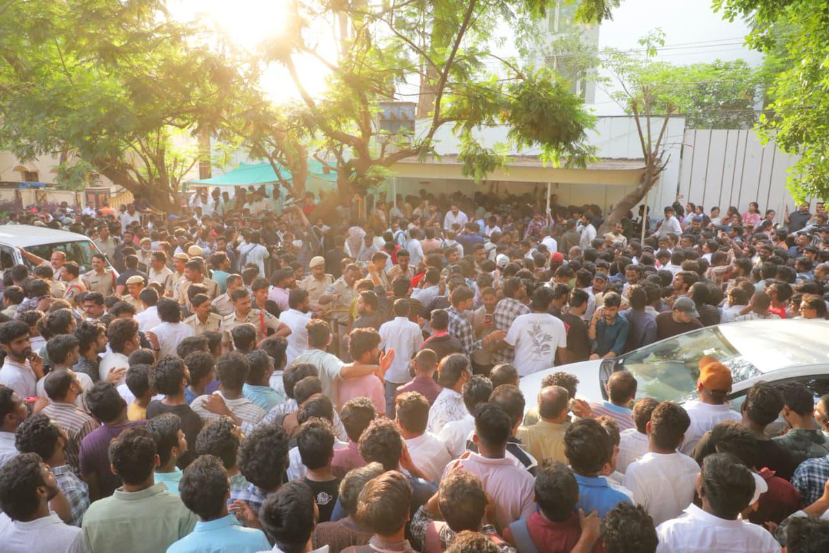 JanaSenaParty's tweet photo. ‘జనసేన పార్టీ తెలంగాణ నాయకులు చాలాసార్లు తెలంగాణలో పార్టీని విస్తరించాలని అడిగారు. అయితే తెలంగాణ ప్రజలకు అవసరం వచ్చినపుడు, ఇక్కడి ప్రజలు కోరుకున్నపుడు జనసేన పార్టీని ప్రజల్లోకి తీసుకెళ్తామని చెప్పాను. తెలంగాణలో ప్రస్తుతం జరుగుతున్న రాజకీయాలు, దేశ సమగ్రతను దెబ్బతీసే కుయుక్తులు చూస్తుంటే కచ్చితంగా తెలంగాణలో కూడా జనసేన పార్టీ ఉండాలి. ఇప్పుడు చెబుతున్నాను.. తెలంగాణలోనూ జనసేన పోటీ చేస్తుంది. ఇక నుంచి తెలంగాణలో జనసేన పార్టీ రాజకీయంగా పోరాడుతుంద’ని జనసేన పార్టీ అధ్యక్షులు, ఆంధ్రప్రదేశ్ రాష్ట్ర ఉప ముఖ్యమంత్రివర్యులు శ్రీ పవన్ కళ్యాణ్ గారు స్పష్టం చేశారు. స్వయంగా తెలంగాణ కదనరంగంలోకి తానే దిగుతానని, ప్రజల మధ్య తిరుగుతాని అన్నారు. ప్రజల సమస్యల మీద, ఆకాంక్షల సాధనకు జనసేన పార్టీ బలమైన పోరాటం చేస్తుందని, వచ్చే హైదరాబాద్ మున్సిపల్ ఎన్నికలతో పాటు, వచ్చే తెలంగాణ అసెంబ్లీ ఎన్నికల్లో సైతం పోటీ చేస్తుందని చెప్పారు. ప్రతి సమస్య మీదా మాట్లాడతాం… ప్రతి అన్యాయాన్నీ ఎదుర్కొంటాం అన్నారు. నా తెలంగాణ భారతదేశంలో అంతర్భాగమని చెప్పారు. మంగళవారం హైదరాబాద్ లో జనసేన తరఫున నిర్వహించ తలపెట్టిన తెలంగాణ నవ నిర్మాణ సంకల్ప సమావేశం సాధక్ ల సమ్మేళనానికి తెలంగాణ ప్రభుత్వం అనుమతి ఇవ్వలేదు. ఈ క్రమంలో మంగళవారం సాయంత్రం హైదరాబాద్ జూబ్లీ హిల్స్ లోని తన నివాసం వద్ద తెలంగాణ రాష్ట్ర జనసేన నాయకులతో కలసి విలేకర్ల సమావేశం నిర్వహించి శ్రీ పవన్ కళ్యాణ్ గారు మాట్లాడారు. ఈ సమావేశం గురించి తెలిసి భారీ సంఖ్యలో జనసేన నేతలు, వీర మహిళలు, కార్యకర్తలు శ్రీ పవన్ కళ్యాణ్ గారి నివాసానికి చేరుకున్నారు. 
ఈ సందర్భంగా శ్రీ పవన్ కళ్యాణ్ గారు మాట్లాడుతూ “పొత్తులతో ముందుకు వెళ్తామా..? ఒంటరిగా వెళ్తామా అనేది కాలం నిర్ణయిస్తుంది. ఇక సహనానికి చరమగీతం పాడి ఎత్తులకు పైఎత్తులు వేస్తాము. తెలంగాణ రాష్ట్ర సాధన కోసం దశాబ్దాలుగా చేసిన పోరాటాలను గౌరవించి, తెలంగాణ యువత సమష్టి స్ఫూర్తికి ప్రణమిల్లి, తెలంగాణ ప్రజల ఆకాంక్షలకు అద్దం పట్టేలా తెలంగాణ రాష్ట్రాన్ని అప్పటి పాలకులు ఇవ్వలేదు. పార్లమెంటు తలుపులు మూసి, సభ్యులను బయటకు నెట్టి తెలంగాణను ప్రకటించడాన్ని మాత్రమే జనసేన పార్టీ తప్పు పట్టింది. సుమారు 1200 మంది బలిదానాలకు ఇవ్వాల్సిన మర్యాద అదా..? ఇలా ప్రకటించడం కోసమా..? సగటు తెలంగాణ పోరాటయోధులు ఇన్నేళ్లు కష్టపడ్డారనే ఆవేదనతోనే నేను 11 రోజులు అన్నం మానేశాను. అంతే తప్ప తెలంగాణ రాష్ట్ర ఏర్పాటుకు ఏనాడూ జనసేన పార్టీ కానీ, నేను కానీ వ్యతిరేకం కాదు. అప్పటి కాంగ్రెస్ ప్రభుత్వం తెలంగాణకు సముచిత గౌరవం ఇవ్వకుండా విభజించిన తీరునే ప్రస్తావించాను. 

•ప్రతిసారీ ప్రాంతీయ విద్వేషాలను రెచ్చగొట్టి పబ్బం గడుపుకుంటున్నారు
తెలంగాణ, ఆంధ్ర ప్రజల ప్రజల మధ్య ప్రతిసారీ విద్వేషాలు రెచ్చగొట్టేలా కొందరు నాయకులు మాట్లాడుతున్నారు. రాష్ట్ర విభజనకు తాను వ్యతిరేకం అని చెప్పిన వైఎస్ రాజశేఖరరెడ్డి బతికి ఉన్నపుడు ఈ నాయకులు నోళ్లు ఎందుకు మూతపడ్డాయి. నాయకులు తప్పు చేస్తే నాయకులను అనాలి కానీ, ప్రతిసారి ప్రాంతాల మధ్య, ప్రజల మధ్య విద్వేషాలు రెచ్చగొట్టి పబ్బం గడుపుకుందామనే రాజకీయాలు పోవాలి. రాష్ట్రం విడిపోయి పుష్కరకాలం అవుతున్నా, ఉద్యోగాలు రాకపోవడానికి, పరిశ్రమలు లేకపోవడానికి ఆంధ్రోళ్లు కారణం అనడం సబబు కాదు. 
•ఇప్పుడు మాట్లాడే నాయకులు ఆదిలాబాద్ అడవుల్లో తిరిగారా?
తెలంగాణ మీద ప్రత్యేకంగా నేను ప్రేమను నిరూపించుకోవాల్సిన అవసరం లేదు. ఈ గడ్డమీదనే జనసేన పార్టీ పుట్టింది. తెలంగాణ సమాజ ఆవేదన నుంచి జన్మించినవే పార్టీ ఏడు సిద్ధాంతాలు. 2007లోనే తెలంగాణ రాష్ట్రం మొత్తం తిరిగాను. ఆదిలాబాద్ తండాల్లో తిరిగి అక్కడి వారికి బోరు వేయించి మరీ నీరు అందించాను. ఇప్పుడు మాట్లాడే నాయకులు ఎవరైనా ఆదిలాబాద్ అడవుల్లో, గోండుల తండాల్లో తిరిగారా? 2024 ఎన్నికల్లో వారాహి యాత్రను సైతం తెలంగాణ కొండగట్టు నుంచి ప్రారంభించాను. నన్ను ఆంధ్ర సరిహద్దుల్లో వైసీపీ ప్రభుత్వం ఆపేస్తే నాతో పాటు నిలబడింది తెలంగాణ యువతే.