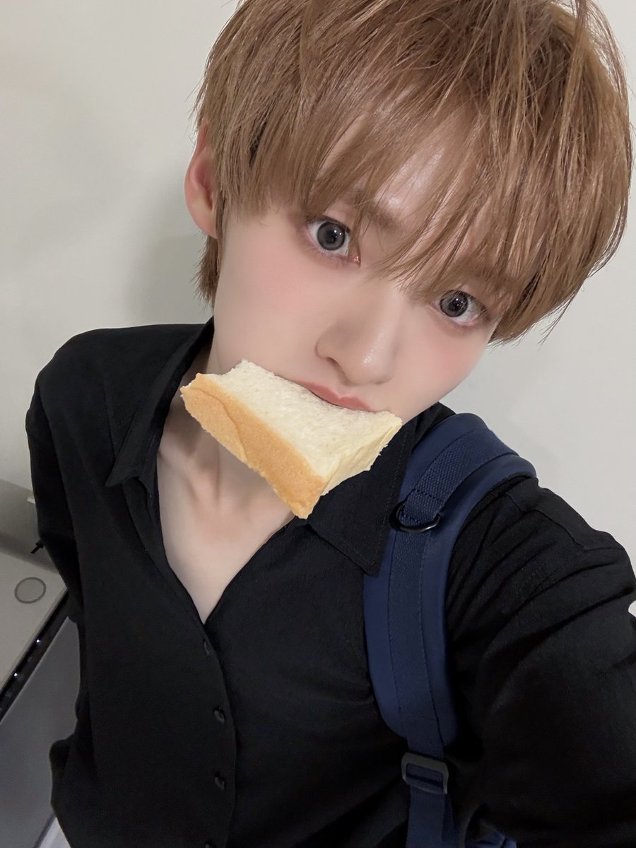 Junseocng's tweet photo. I have bread, but I still want to offer it to you. Even though some parts have been eaten, would you like some? https://t.co/SH5pMx0iXZ