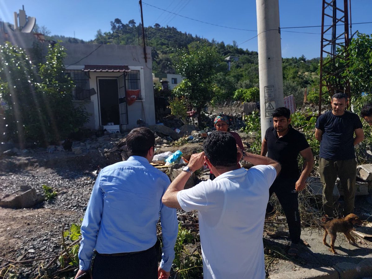 TCBahce's tweet photo. Kaymakamımız Sayın Yunus Emre Şahin, 29 Mayıs tarihinde ilçemizde meydana gelen şiddetli yağışlar sonrasında evi zarar gören Zübeyde Soylu'yu, ilçemiz Yeşilyurt Mahallesi'ndeki evinde ziyaret etti. Ziyarette Bahçe Belediye Başkanı Zeynel Mete Kadıoğlu da yer aldı https://t.co/0dpGOn0F6v
