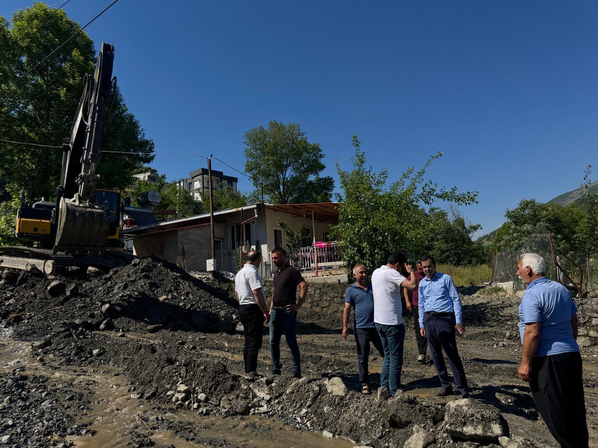 TCBahce's tweet photo. Kaymakamımız Sayın Yunus Emre Şahin, 29 Mayıs tarihinde ilçemizde meydana gelen şiddetli yağışlar sonrasında evi zarar gören Zübeyde Soylu'yu, ilçemiz Yeşilyurt Mahallesi'ndeki evinde ziyaret etti. Ziyarette Bahçe Belediye Başkanı Zeynel Mete Kadıoğlu da yer aldı https://t.co/0dpGOn0F6v