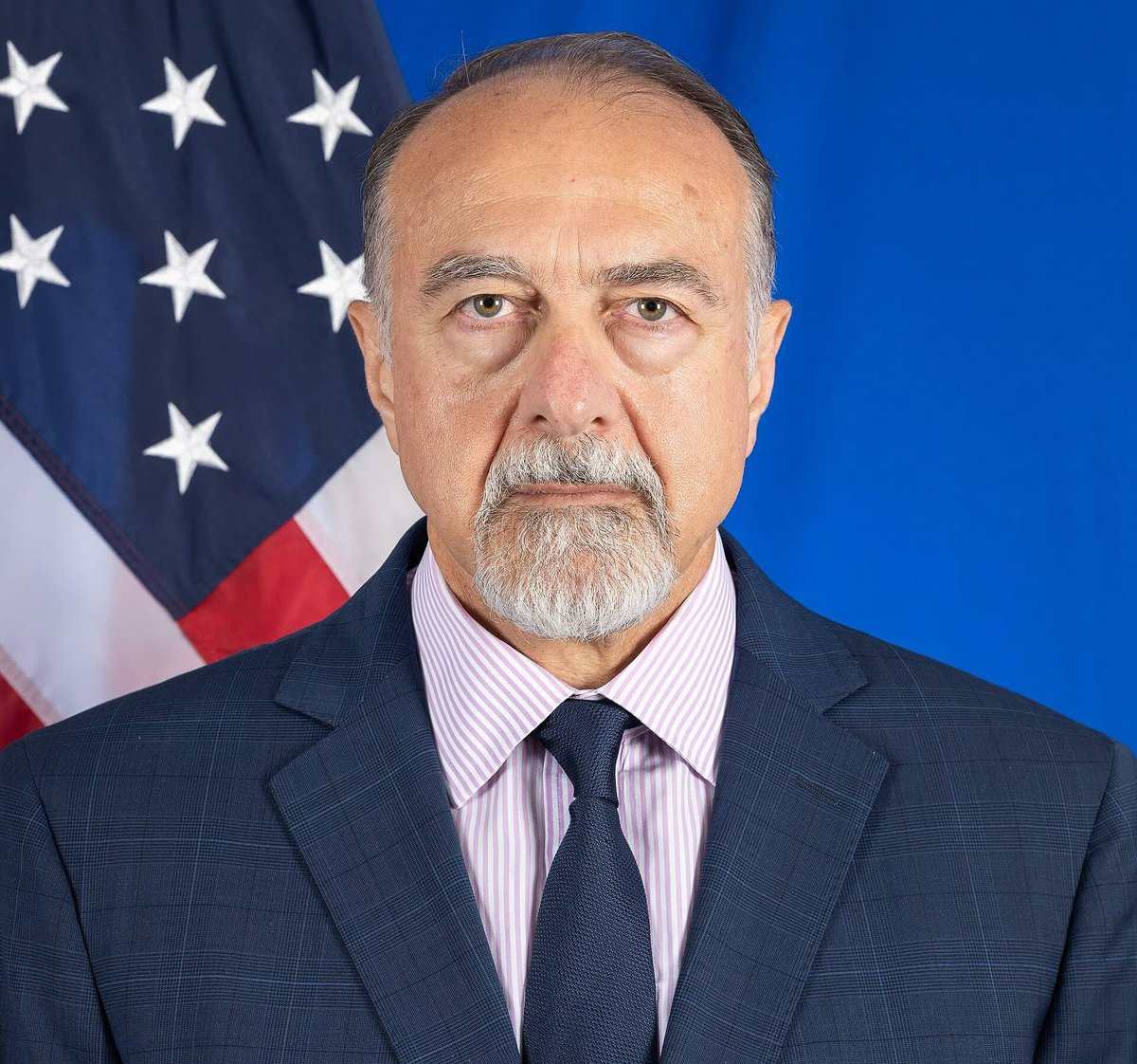 RadioTeleSIGNAL's tweet photo. Après avoir servi en Jordanie de 2020 à 2023, puis assumé brièvement les fonctions de Chargé d’Affaires en Haïti (du 12 juin 2025 au 1er juin 2026), le diplomate américain Henry T. Wooster a été désigné par l’administration américaine comme nouvel Ambassadeur extraordinaire et plénipotentiaire au Kenya.
Cette nomination, déjà visible sur Google, intervient alors que ce brillant diplomate attend encore la confirmation officielle du Sénat américain.
Une belle reconnaissance pour une carrière bien remplie ! 🇺🇸🇰🇪