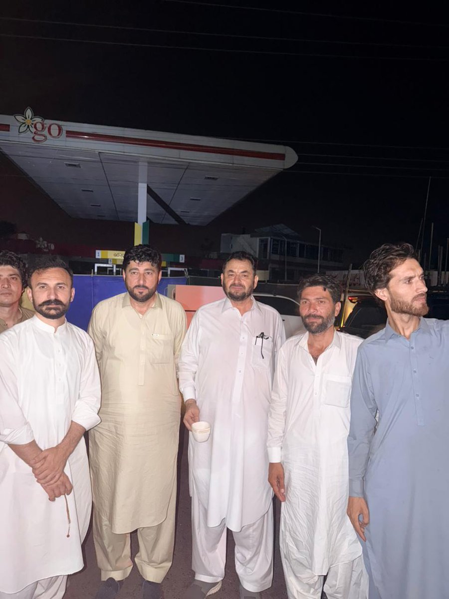 IqbalAfridiPTI's tweet photo. ایم این اے اقبال اور دیگر پی ٹی آئی ایم این ایز شام کے اس پہر اڈیالہ جیل کے باہر عمران خان کی بہنوں کے ساتھ موجود ہیں ۔
#ImranKhanMedicallyHostage #ReleaseImranKhan #خان_کے_سائے_سے_بھی_خوف #gilgitelection2026 #MNAIqbalAfridi #TribalAreas https://t.co/LILAyqjec4