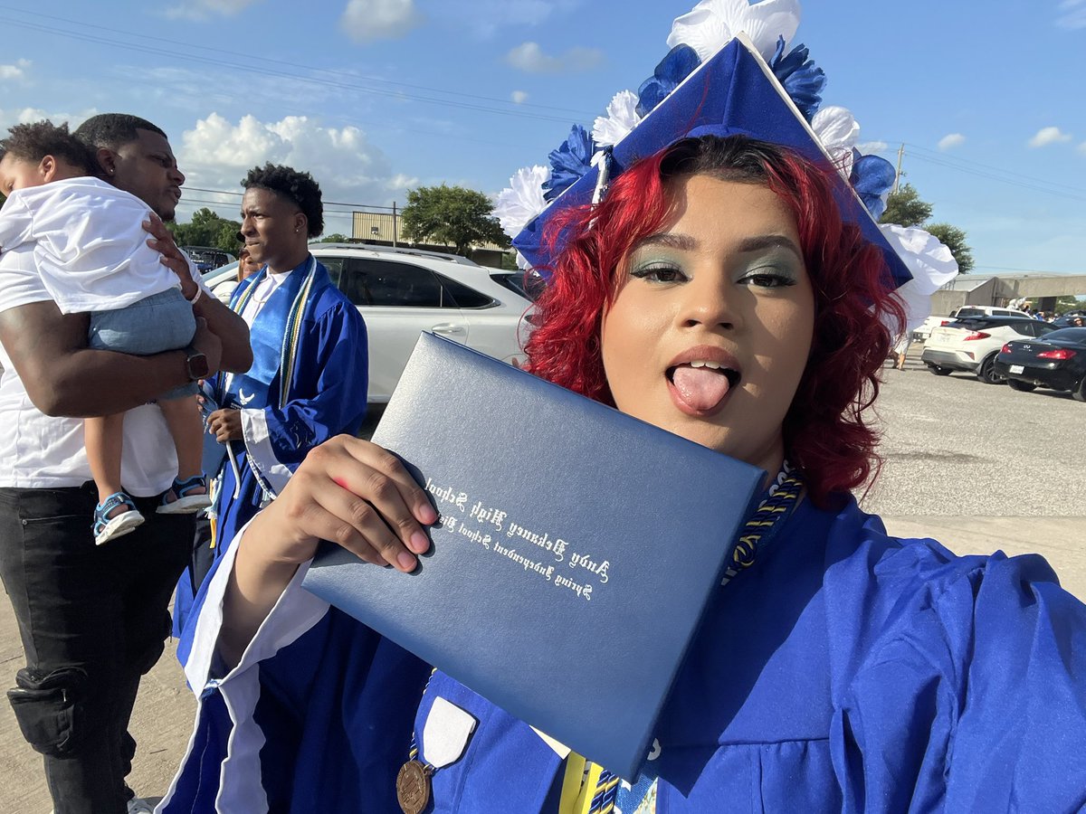 ateotdisa's tweet photo. I JUST GRADUADOOOOOOO!!!!!! 🥹🥹🥹🥹🥹🥹🥹 #classof2026 https://t.co/WpKJQhuBNC