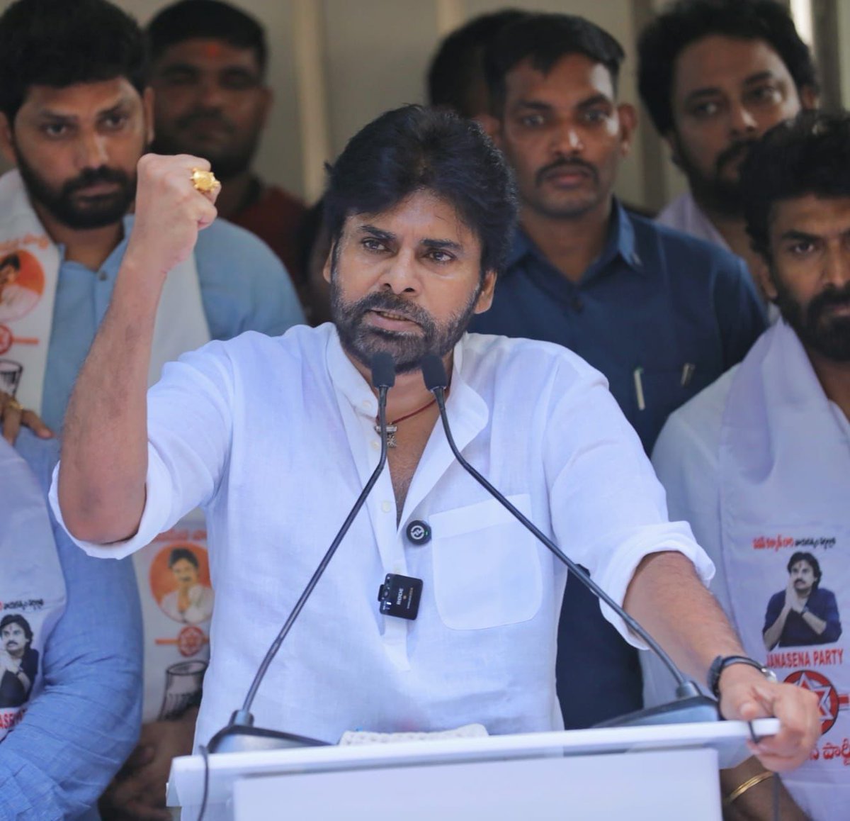 JanaSenaParty's tweet photo. తెలంగాణలోని భీం రావు వాడ కోసం కొట్లాడినప్పుడే నా మీద మొదటి పోలీసు కేసు అయింది. జనసేన పార్టీ మొదటి నుంచి పోరాటాలను, ప్రజా సమస్యలను ఎలుగెత్తి చాటే పార్టీ. ఎలాంటి తాటాకు చప్పుళ్లకు భయపడదు. 
•మీరు మాత్రం అన్ని రాష్ట్రాల్లో తిరగొచ్చా.. పోటీలు చేయొచ్చా?

పవన్ కళ్యాణ్ తెలంగాణకు రాకూడదు అని చెప్పే నాయకులు ఏ రాష్ట్రంలో అయినా తిరగొచ్చు. పార్టీలను విస్తరించొచ్చు. టీఆర్ఎస్ పార్టీ బీఆర్ఎస్ అయి ఆంధ్రలో పోటీ చేస్తామంటే మేం స్వాగతించాం. వారు పంజాబ్, మహారాష్ట్ర ఎక్కడైనా పార్టీని విస్తరించొచ్చు. మేం మాత్రం రాకూడదంటే ఎలా..? తెలంగాణ యువత శివ, మల్లికార్జున వంటి వారు చేసిన పోరాట ఫలితంగా యురేనియం తవ్వకాలు ఆగాయి. తెలంగాణ యువత లోపలున్న భావజాలం పదిమందిని కదిలిస్తుంది. వారి పోరాట స్ఫూర్తి కచ్చితంగా అందరికీ దశను చూపిస్తుంది. జనసేన పార్టీ ఈ రోజు 2 వేల మందితో సభ నిర్వహించాలని భావిస్తే అడ్డుకున్నారు. జనసేన పార్టీ బలమైన క్యాడర్ లేకున్నా, ప్రజల్ని చైతన్యవంతం చేస్తుందనే భయమే దీనికి కారణం. రాహుల్ గాంధీ గారు కానీ, ప్రియాంక గాంధీ గారు కానీ దక్షిణాది వాయనాడ్ లో పోటి చేయొచ్చు. ఇంధీరాగాంధీ మెదక్ నుంచి పోటీ చేయొచ్చు. మేం మాత్రం పక్క రాష్ట్రం నుంచి రాకూడదా..? అలా అయితే కాంగ్రెస్ ను ఉత్తరాది పార్టీగానే పరిగణించాలి కదా? ఓ జాతీయ పార్టీకి సంబంధించిన నాయకులు ప్రాంతీయత గురించి మాట్లాడుతుంటే ఏం అనిపించడం లేదా..? తెలంగాణ విభజనను వ్యతిరేకించిన సీపీఎం, ఎంఐఎం లాంటి పార్టీలను మాత్రం ఏమీ అనలేని పరిస్థితి ఉంది. తెలంగాణ గురించి జనసేన పార్టీ ఎప్పుడు తప్పుగా మాట్లాడలేదు.  
•ప్రాంతీయ విద్వేషాలు ఉగ్రవాదం కంటే ప్రమాదం
ఇది నా దేశం. నేను ఎక్కడికైనా వస్తా. ప్రతి రాష్ట్రానికి వెళ్లినపుడు పాస్ పోర్టులు తీసుకెళ్లాల్సిన అవసరం లేదు. నాయకులు ప్రజల మధ్య వైరుధ్యాలు, వైషమ్యాలు పెంచకండి. అది మంచిది కాదు. నిరుద్యోగిత రేటు ఆంధ్రలో 4.2 ఉంటే, తెలంగాణలో 5.0కు పెరిగింది. ఇలాంటి ప్రజలకు, యువతకు పనికొచ్చే విషయాల పట్ల మేధావులు రాజకీయ నాయకులు దృష్టి పెడితే మంచిది. ఐ లవ్ పాకిస్థాన్ అన్న నాయకులు మీకు ముద్దు అవుతున్నారు తప్పితే.. తెలంగాణ అభివృద్ధి, ఆకాంక్షల గురించి నిత్యం ఆలోచించే నాలాంటి వారు శత్రువులుగా చూస్తున్నారు. ఇది ప్రమాదకరం. దేశ సుస్థిరతను, సమగ్రతను దెబ్బతీసేలా ప్రాంతాల మధ్య చిచ్చు పెట్టే చర్యలు ఉగ్రవాదం కంటే ప్రమాదకరం. జనసేన పార్టీ ప్రాంతీయ వాదాన్ని గౌరవిస్తుంది... అలాగే జాతీయ వాదానికి తగిన ప్రాధాన్యం ఇస్తుంది.  ప్రాంతీయ విద్వేషాలను రెచ్చగొడితే మాత్రం సహించేది లేదు. ఈ మొత్తం వ్యవహారంలో కేసీఆర్ గారు, రేవంత్ రెడ్డి గారి ప్రమేయం ఉంది అనను కానీ, కొందరు వ్యక్తులు పార్టీలు, సోషల్ మీడియా ముసుగు వేసుకొని ఇష్టానుసారం మాట్లాడుతున్నారు. 
•కేంద్ర ప్రభుత్వం దృష్టి పెట్టాలి
ప్రాంతీయ వాదం పేరిట ప్రజల్లో విద్వేషాలు రెచ్చగొడుతున్న కొన్ని శక్తుల పట్ల కేంద్రం దృష్టి పెట్టాలి. తమిళనాడులో హిందీ మాట్లాడేవారు ఉండకూడదు... తెలంగాణలో మర్వాడీలు ఉండకూడదు అంటూ చెబుతున్న వారి వెనుకున్న శక్తులపై దృష్టి పెట్టాలి. అమిత్ షా గారిని కూడా బెంగాల్ రానివ్వం అన్నారు. రానివ్వం అన్న వారే నేడు కనుమరుగు అయ్యారు. దేశాన్ని విచ్ఛన్నం చేయాలని, రాష్ట్రాలు, ప్రాంతాల మధ్య చిచ్చుపెట్టాలని చూసే వారిని వదిలేయకూడదు. వీరిని ఇలాగే వదిలేస్తే జనగణమన, వందేమాతరం కూడా పాడేది లేదని చెబుతారు. అప్పుడు దేశ సమగ్రత, జాతీయవాదానికి కూడా విఘాతం కలుగుతాయి. కావాలని విద్వేషాలు రెచ్చగొడుతూ, ప్రజల మధ్య చిచ్చుపెట్టే వారిని నియంత్రించేలా చొరవ తీసుకోవాలి. 
తెలంగాణ, ఆంధ్ర ప్రజలను కలిపి ఉమ్మడి ఆంధ్రప్రదేశ్ సాధనకు ప్రధాన కారణం అయిన శ్రీ బూర్గుల రామకృష్ణారావు గారి పేరును తెలంగాణ, ఆంధ్రప్రదేశ్ ను కలిపే రహదారికి పెట్టాలనేది నా ఆకాంక్ష. ఏపీలోనూ గద్దర్ గారి స్ఫూర్తిని తీసుకుంటాను. అక్కడ గద్దర్ గారి విగ్రహం పెడతాం. తెలంగాణలో జనసేన సాధన మొదలుపెట్టే దశకు వెళ్తున్నాం. ప్రజలను మభ్యపెట్టం... మాయ చేయం. ప్రజా సమస్యల మీద ఉన్నది ఉన్నట్లుగా పోరాడుతాం. ప్రజల మధ్దతును చూరగొంటాం’’ అన్నారు.