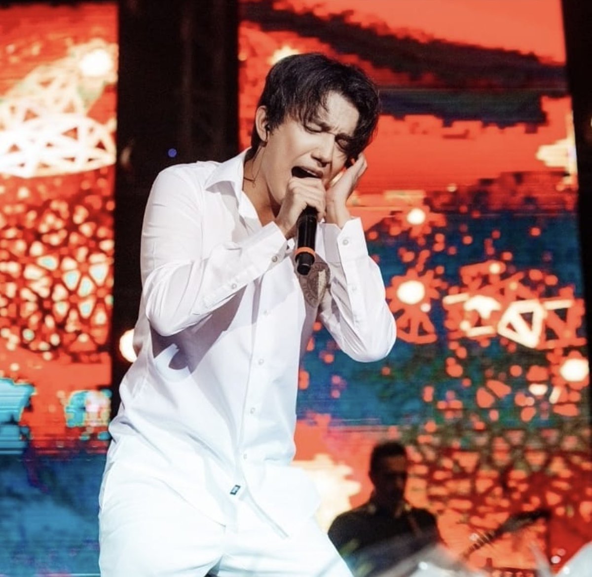 DearTrending's tweet photo. @Jen__S0 Tus ojos, estrellas en el cielo kazajo, iluminan caminos que el amor recorre, como ríos que fluyen hacia el mar infinito, donde tus melodías besan el horizonte. 

#DimashQudaibergen 

MY FAVORITE DIMASH SONG https://t.co/8TSPbdUBBH