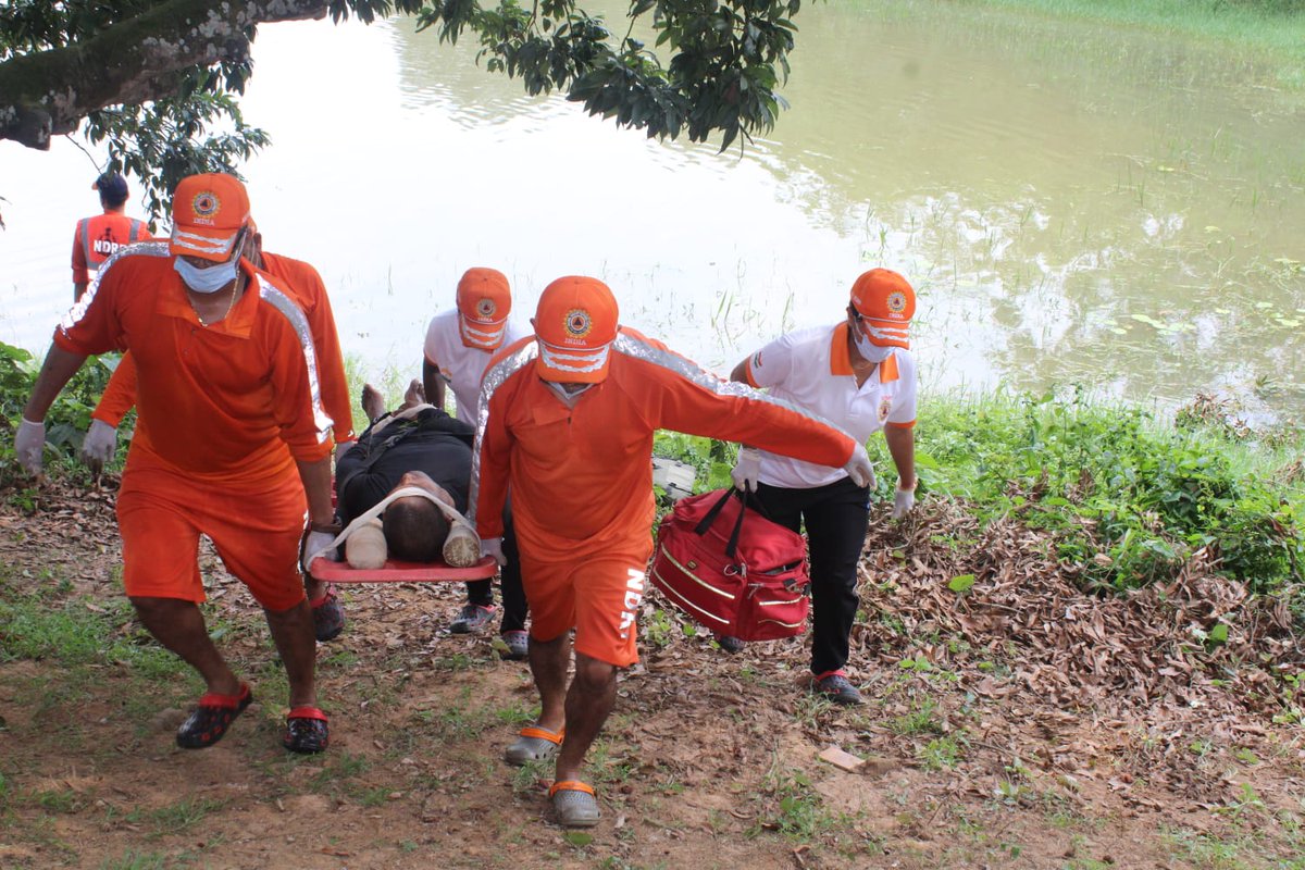 01NDRF's tweet photo. 1st Battalion #NDRF participated in a joint mock exercise at Morpankhi Lake West Tripura, Tripura. 
This exercise enhanced coordination, readiness, and response capabilities among agencies for effective disaster management and emergency situations.
#NDRFIndia #MockExercise https://t.co/MTYVY3VJRl