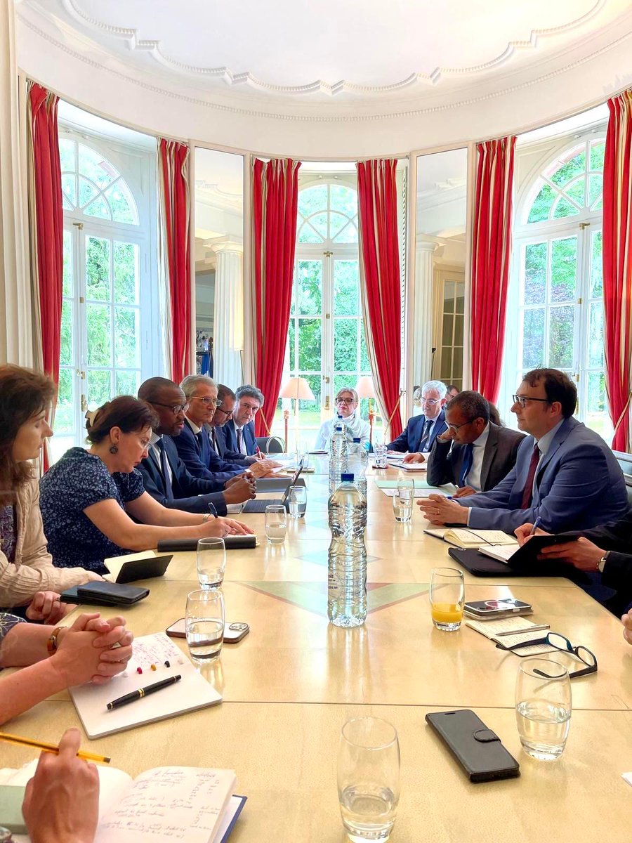 RPUE_OIF's tweet photo. Le 1er juin, le ReprĂ©sentant de l'OIF auprĂšs de l'UE sâest rendu Ă #Strasbourg pour une journĂ©e de rencontres institutionnelles.
Au programme : audience avec @PapNdiaye et Ă©changes avec le GAF-Strasbourg (@CoE_fr) autour dâenjeux liĂ©s Ă la #Francophonie et au #multilinguisme. https://t.co/8EozQY0eB9