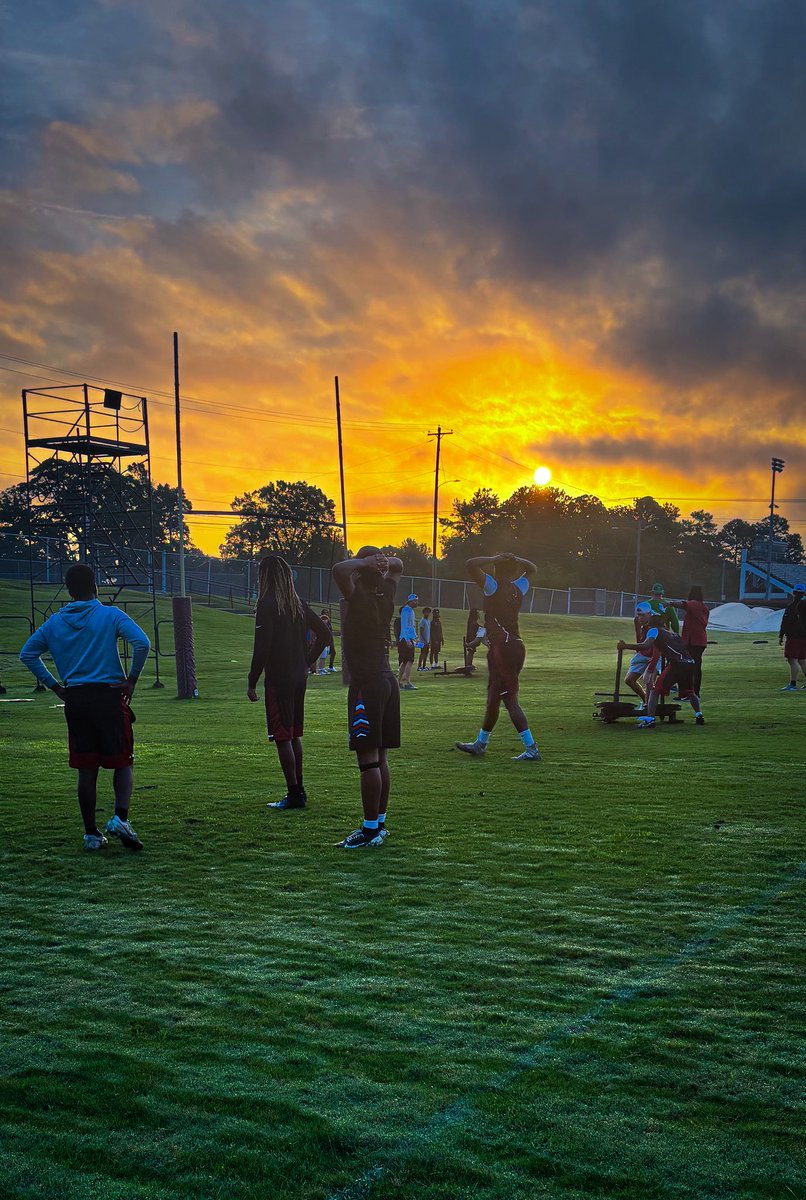 robinsfootball1's tweet photo. Sunrise on the summer season🌅 

#RobinsFootball #SouthDavis https://t.co/20mXBjvunw