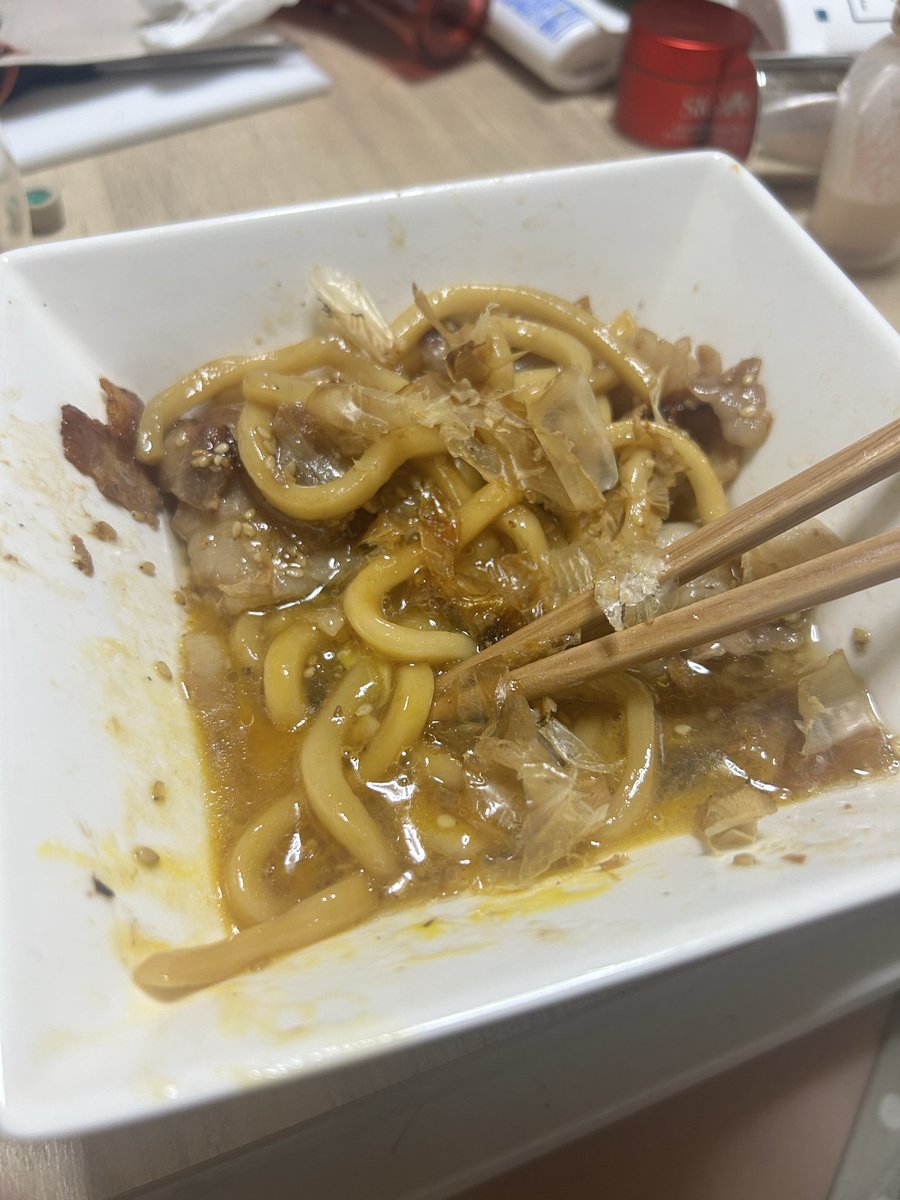 dfuz4's tweet photo. デブの才能だけは有り余ってるからこんな時間にうどん https://t.co/BFT13TBNwa