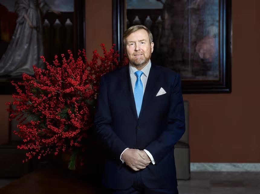 Willeke86Willem's tweet photo. Als hij Nederland niet verdedigt tegen asielmigratie,corrupt OM (2 klassenjustitie),het World Economic Forum, klimaatwaanzin,energietransitiewaanzin.
Kersttoespraak..waar is de kerstboom?
Waar dient de monarchie dan nog voor? https://t.co/vPcliDKkKV