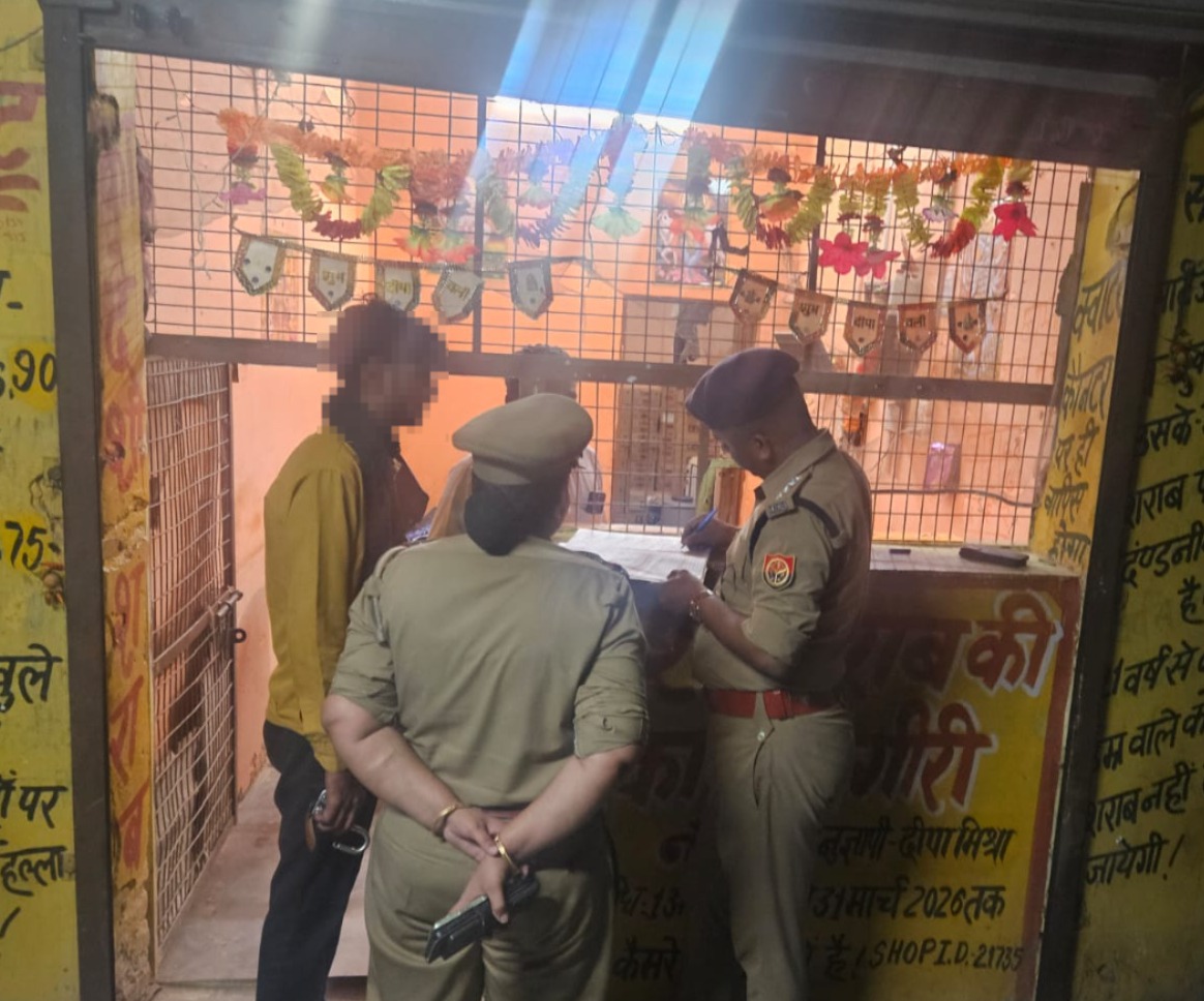 aligarhpolice's tweet photo. #AligarhPolice
#क्षेत्राधिकारी_छर्रा द्वारा थाना प्रभारी गंगीरी व अन्य पुलिस बल के साथ कस्बा गंगीरी में पैदल गश्त कर सुरक्षा एवं कानून-व्यवस्था का जायजा लिया गया । 
इस दौरान आबकारी दुकानों की चेकिंग की गई तथा सार्वजनिक स्थानों पर शराब का सेवन कर रहे व्यक्तियों के विरुद्ध वैधानिक कार्रवाई की गई ।
वाहन चैकिंग के दौरान यातायात नियमों के उल्लंघन पर वाहन चालकों के विरुद्ध चालान की कार्रवाई की गई । 
आमजन को सुरक्षा के प्रति आश्वस्त करते हुए कानून का पालन करने एवं संदिग्ध गतिविधियों की सूचना तत्काल पुलिस को देने की अपील की गई ।