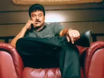 SkydreamMedia's tweet photo. 100 రోజుల చిత్రాలు అనేవి ఇప్పుడు పూర్తిగా కనుమరుగైపోయాయి. ఒకప్పుడు ఓ మోస్తరుగా ఉన్న సినిమా కూడా 100 రోజులు ఆడేది. తర్వాత తర్వాత 50 సెంటర్స్, 100 సెంటర్స్ లో కూడా 100 డేస్ ఆడే స్థాయికి ఎగబాకి 2010 నుండి అమాంతం క్రింద పడిపోయాయి. 

అలా 100 సెంటర్లకు పైగా 100 రోజులు ఆడిన చిత్రాలు కేవలం ఆరో ఏడో ఉన్నాయి. అదే 50 సెంటర్స్ కు పైగా 100 రోజులు ఆడిన చిత్రాలు దాదాపు 30 వరకు ఉన్నాయి. 
నోట్: ఈ మూవీస్ అన్నీ రోజు నాలుగు ఆటలతో, షిఫ్ట్స్ లేకుండా 100 రోజులు డైరెక్ట్ గా ఆడినవి.

ఫస్ట్ చిరంజీవి - మెగాస్టార్ చిరంజీవికి మొత్తం ఆరు సినిమాలు 50 సెంటర్స్ కు పైగా 100 డేస్ ఆడిన సినిమాలు ఉన్నాయి.

మాస్టర్ – 52 సెంటర్స్
చూడాలని ఉంది – 63 సెంటర్స్
బావగారు బాగున్నారా – 54 సెంటర్స్
అన్నయ్య – 60 సెంటర్స్
ఇంద్ర – 118 సెంటర్స్
ఠాగూర్ – 181 సెంటర్స్

వీటిలో చూడాలని ఉంది, ఇంద్ర, ఠాగూర్ 100 డేస్ సెంటర్స్ లో ఆల్ టైం రికార్డ్స్ క్రియేట్ చేశాయి.

నెక్స్ట్ వెంకటేష్. 50 సెంటర్స్ పైగా 100 డేస్ ఆడిన ఆరు సినిమాలు విక్టరీ వెంకటేష్ ఖాతాలో కూడా ఉన్నాయి.

ప్రేమించుకుందాం రా – 51 సెంటర్స్
రాజా – 69 సెంటర్స్
కలిసుందాం రా – 76 సెంటర్స్
నువ్వు నాకు నచ్చావ్ – 57 సెంటర్స్
వసంతం – 53 సెంటర్స్
లక్ష్మి – 72 సెంటర్స్

వీటిలో ప్రేమించుకుందాం రా, కలిసుందాం రా ఆల్ టైం రికార్డ్స్ క్రియేట్ చేయగా, ఫస్ట్ టైం 50 సెంటర్స్ లో 100 డేస్ జరుపుకున్న మూవీగా ప్రేమించుకుందాం రా రికార్డ్స్ కెక్కింది.

నెక్స్ట్ బాలకృష్ణ...50 సెంటర్స్ పైగా 100 డేస్ ఆడిన మూవీస్ బాలకృష్ణకు నాలుగు ఉన్నాయి.

సమరసింహారెడ్డి – 73 సెంటర్స్
నరసింహ నాయుడు – 105 సెంటర్స్
లక్ష్మీ నరసింహ – 78 సెంటర్స్
సింహ – 90 సెంటర్స్

వీటిలో సమరసింహారెడ్డి, నరసింహ నాయుడు ఆల్ టైం రికార్డ్స్ క్రియేట్ చేయగా, 70 సెంటర్స్ పైగా 100 రోజులు ఆడిన నాలుగు సినిమాలు ఉన్న ఏకైక హీరోగా నటసింహం బాలయ్య  గుర్తింపు పొందాడు. అలానే 100 డేస్ 100 సెంటర్స్ పైగా ఆడిన తొలి చిత్రం నరసింహ నాయుడు.

నెక్స్ట్ నాగార్జున... నాగార్జునకు 50 సెంటర్స్ పైగా 100 డేస్ ఆడిన చిత్రాలు మూడు ఉన్నాయి.

నువ్వు వస్తావని – 62 సెంటర్స్
మాస్ – 68 సెంటర్స్
శ్రీరామదాసు – 62 సెంటర్స్

సెంటర్స్  విషయంలో నాగార్జునకి ఎప్పుడూ ఆల్ టైం రికార్డ్ లేదు.

నెక్స్ట్ పవన్ కళ్యాణ్... ఈ కేటగిరీలో పవన్ కళ్యాణ్ కు రెండు సినిమాలు ఉన్నాయి.

ఖుషి – 79 సెంటర్స్
గబ్బర్ సింగ్ – 54 సెంటర్స్

పవర్ స్టార్ కి సెంటర్స్ విషయంలో ఎప్పుడూ రికార్డ్ లేదు.

నెక్స్ట్ మహేష్ బాబు...సూపర్ స్టార్ మహేష్ బాబుకు కూడా రెండు మాత్రమే 50 సెంటర్స్ పైగా 100 డేస్ ఆడిన సినిమాలు ఉన్నాయి.

ఒక్కడు – 100 సెంటర్స్
పోకిరి – 144 సెంటర్స్

మహేష్ కు కూడా సెంటర్స్ విషయంలో రికార్డ్ లేదు. 

నెక్స్ట్ ఎన్టీఆర్... ఈ కేటగిరీలో ఎన్టీఆర్ కు మూడు సినిమాలు ఉన్నాయి.

ఆది – 96 సెంటర్స్
సింహాద్రి – 146 సెంటర్స్
యమదొంగ – 57 సెంటర్స్

వీటిలో సింహాద్రి 100 డేస్ సెంటర్స్ లో ఆల్ టైం రికార్డ్ క్రియేట్ చేసింది.

నెక్స్ట్ ప్రభాస్... ప్రభాస్ కు ఒక్క సినిమా మాత్రమే 50 సెంటర్స్ పైగా 100 డేస్ ఆడిన సినిమా ఉంది.
అది వర్షం – 63 సెంటర్స్.

నెక్స్ట్ రామ్ చరణ్.... రామ్ చరణ్ కు కూడా ఒక్క సినిమానే ఈ కేటగిరీలో ఉన్నప్పటికీ అది ఎవర్‌గ్రీన్ రికార్డ్ గా ఫస్ట్ టైం 200 సెంటర్స్ లో 100 డేస్ ఆడిన చిత్రంగా మిగిలిపోతుంది.
ఆ సినిమానే మగధీర.

మొత్తం 213 సెంటర్స్ లో 100 డేస్ ఆడింది మగధీర.

నెక్స్ట్ అల్లు అర్జున్. 85 సెంటర్స్ లో 100 డేస్ ఆడిన దేశముదురు ఒక్కటే బన్నీ ఖాతాలో ఉంది.

ఇలా టోటల్ గా 29 సినిమాలు ఉండగా, మెగాస్టార్ చిరంజీవి, విక్టరీ వెంకటేష్ చెరో ఆరు సినిమాలతో టాప్ పొజిషన్ లో ఉన్నారు.
#Chiranjeevi #Venkatesh #Balakrishna #NTR #MaheshBabu #PawanKalyan #Nagarjuna #Prabhas #RamCharan #AlluArjun