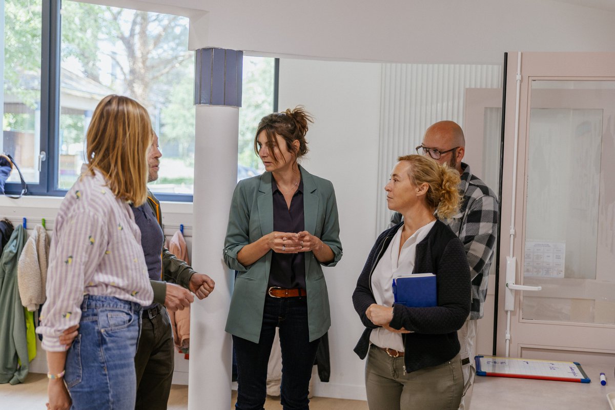 VilleCherbourg's tweet photo. 🍽️ Ce midi, Camille Margueritte, maire de #CherbourgEnCotentin, et Florence Mahé , adjointe au scolaire, ont visité la cantine Île-de-France dont la rénovation vient de s'achever.

Un investissement de 1,08 M€ TTC pour offrir un équipement modernisé aux enfants et aux équipes ⤵️ https://t.co/E1ZOC0TqfI