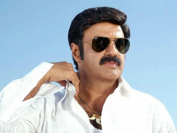 SkydreamMedia's tweet photo. 100 రోజుల చిత్రాలు అనేవి ఇప్పుడు పూర్తిగా కనుమరుగైపోయాయి. ఒకప్పుడు ఓ మోస్తరుగా ఉన్న సినిమా కూడా 100 రోజులు ఆడేది. తర్వాత తర్వాత 50 సెంటర్స్, 100 సెంటర్స్ లో కూడా 100 డేస్ ఆడే స్థాయికి ఎగబాకి 2010 నుండి అమాంతం క్రింద పడిపోయాయి. 

అలా 100 సెంటర్లకు పైగా 100 రోజులు ఆడిన చిత్రాలు కేవలం ఆరో ఏడో ఉన్నాయి. అదే 50 సెంటర్స్ కు పైగా 100 రోజులు ఆడిన చిత్రాలు దాదాపు 30 వరకు ఉన్నాయి. 
నోట్: ఈ మూవీస్ అన్నీ రోజు నాలుగు ఆటలతో, షిఫ్ట్స్ లేకుండా 100 రోజులు డైరెక్ట్ గా ఆడినవి.

ఫస్ట్ చిరంజీవి - మెగాస్టార్ చిరంజీవికి మొత్తం ఆరు సినిమాలు 50 సెంటర్స్ కు పైగా 100 డేస్ ఆడిన సినిమాలు ఉన్నాయి.

మాస్టర్ – 52 సెంటర్స్
చూడాలని ఉంది – 63 సెంటర్స్
బావగారు బాగున్నారా – 54 సెంటర్స్
అన్నయ్య – 60 సెంటర్స్
ఇంద్ర – 118 సెంటర్స్
ఠాగూర్ – 181 సెంటర్స్

వీటిలో చూడాలని ఉంది, ఇంద్ర, ఠాగూర్ 100 డేస్ సెంటర్స్ లో ఆల్ టైం రికార్డ్స్ క్రియేట్ చేశాయి.

నెక్స్ట్ వెంకటేష్. 50 సెంటర్స్ పైగా 100 డేస్ ఆడిన ఆరు సినిమాలు విక్టరీ వెంకటేష్ ఖాతాలో కూడా ఉన్నాయి.

ప్రేమించుకుందాం రా – 51 సెంటర్స్
రాజా – 69 సెంటర్స్
కలిసుందాం రా – 76 సెంటర్స్
నువ్వు నాకు నచ్చావ్ – 57 సెంటర్స్
వసంతం – 53 సెంటర్స్
లక్ష్మి – 72 సెంటర్స్

వీటిలో ప్రేమించుకుందాం రా, కలిసుందాం రా ఆల్ టైం రికార్డ్స్ క్రియేట్ చేయగా, ఫస్ట్ టైం 50 సెంటర్స్ లో 100 డేస్ జరుపుకున్న మూవీగా ప్రేమించుకుందాం రా రికార్డ్స్ కెక్కింది.

నెక్స్ట్ బాలకృష్ణ...50 సెంటర్స్ పైగా 100 డేస్ ఆడిన మూవీస్ బాలకృష్ణకు నాలుగు ఉన్నాయి.

సమరసింహారెడ్డి – 73 సెంటర్స్
నరసింహ నాయుడు – 105 సెంటర్స్
లక్ష్మీ నరసింహ – 78 సెంటర్స్
సింహ – 90 సెంటర్స్

వీటిలో సమరసింహారెడ్డి, నరసింహ నాయుడు ఆల్ టైం రికార్డ్స్ క్రియేట్ చేయగా, 70 సెంటర్స్ పైగా 100 రోజులు ఆడిన నాలుగు సినిమాలు ఉన్న ఏకైక హీరోగా నటసింహం బాలయ్య  గుర్తింపు పొందాడు. అలానే 100 డేస్ 100 సెంటర్స్ పైగా ఆడిన తొలి చిత్రం నరసింహ నాయుడు.

నెక్స్ట్ నాగార్జున... నాగార్జునకు 50 సెంటర్స్ పైగా 100 డేస్ ఆడిన చిత్రాలు మూడు ఉన్నాయి.

నువ్వు వస్తావని – 62 సెంటర్స్
మాస్ – 68 సెంటర్స్
శ్రీరామదాసు – 62 సెంటర్స్

సెంటర్స్  విషయంలో నాగార్జునకి ఎప్పుడూ ఆల్ టైం రికార్డ్ లేదు.

నెక్స్ట్ పవన్ కళ్యాణ్... ఈ కేటగిరీలో పవన్ కళ్యాణ్ కు రెండు సినిమాలు ఉన్నాయి.

ఖుషి – 79 సెంటర్స్
గబ్బర్ సింగ్ – 54 సెంటర్స్

పవర్ స్టార్ కి సెంటర్స్ విషయంలో ఎప్పుడూ రికార్డ్ లేదు.

నెక్స్ట్ మహేష్ బాబు...సూపర్ స్టార్ మహేష్ బాబుకు కూడా రెండు మాత్రమే 50 సెంటర్స్ పైగా 100 డేస్ ఆడిన సినిమాలు ఉన్నాయి.

ఒక్కడు – 100 సెంటర్స్
పోకిరి – 144 సెంటర్స్

మహేష్ కు కూడా సెంటర్స్ విషయంలో రికార్డ్ లేదు. 

నెక్స్ట్ ఎన్టీఆర్... ఈ కేటగిరీలో ఎన్టీఆర్ కు మూడు సినిమాలు ఉన్నాయి.

ఆది – 96 సెంటర్స్
సింహాద్రి – 146 సెంటర్స్
యమదొంగ – 57 సెంటర్స్

వీటిలో సింహాద్రి 100 డేస్ సెంటర్స్ లో ఆల్ టైం రికార్డ్ క్రియేట్ చేసింది.

నెక్స్ట్ ప్రభాస్... ప్రభాస్ కు ఒక్క సినిమా మాత్రమే 50 సెంటర్స్ పైగా 100 డేస్ ఆడిన సినిమా ఉంది.
అది వర్షం – 63 సెంటర్స్.

నెక్స్ట్ రామ్ చరణ్.... రామ్ చరణ్ కు కూడా ఒక్క సినిమానే ఈ కేటగిరీలో ఉన్నప్పటికీ అది ఎవర్‌గ్రీన్ రికార్డ్ గా ఫస్ట్ టైం 200 సెంటర్స్ లో 100 డేస్ ఆడిన చిత్రంగా మిగిలిపోతుంది.
ఆ సినిమానే మగధీర.

మొత్తం 213 సెంటర్స్ లో 100 డేస్ ఆడింది మగధీర.

నెక్స్ట్ అల్లు అర్జున్. 85 సెంటర్స్ లో 100 డేస్ ఆడిన దేశముదురు ఒక్కటే బన్నీ ఖాతాలో ఉంది.

ఇలా టోటల్ గా 29 సినిమాలు ఉండగా, మెగాస్టార్ చిరంజీవి, విక్టరీ వెంకటేష్ చెరో ఆరు సినిమాలతో టాప్ పొజిషన్ లో ఉన్నారు.
#Chiranjeevi #Venkatesh #Balakrishna #NTR #MaheshBabu #PawanKalyan #Nagarjuna #Prabhas #RamCharan #AlluArjun