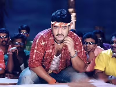 SkydreamMedia's tweet photo. 100 రోజుల చిత్రాలు అనేవి ఇప్పుడు పూర్తిగా కనుమరుగైపోయాయి. ఒకప్పుడు ఓ మోస్తరుగా ఉన్న సినిమా కూడా 100 రోజులు ఆడేది. తర్వాత తర్వాత 50 సెంటర్స్, 100 సెంటర్స్ లో కూడా 100 డేస్ ఆడే స్థాయికి ఎగబాకి 2010 నుండి అమాంతం క్రింద పడిపోయాయి. 

అలా 100 సెంటర్లకు పైగా 100 రోజులు ఆడిన చిత్రాలు కేవలం ఆరో ఏడో ఉన్నాయి. అదే 50 సెంటర్స్ కు పైగా 100 రోజులు ఆడిన చిత్రాలు దాదాపు 30 వరకు ఉన్నాయి. 
నోట్: ఈ మూవీస్ అన్నీ రోజు నాలుగు ఆటలతో, షిఫ్ట్స్ లేకుండా 100 రోజులు డైరెక్ట్ గా ఆడినవి.

ఫస్ట్ చిరంజీవి - మెగాస్టార్ చిరంజీవికి మొత్తం ఆరు సినిమాలు 50 సెంటర్స్ కు పైగా 100 డేస్ ఆడిన సినిమాలు ఉన్నాయి.

మాస్టర్ – 52 సెంటర్స్
చూడాలని ఉంది – 63 సెంటర్స్
బావగారు బాగున్నారా – 54 సెంటర్స్
అన్నయ్య – 60 సెంటర్స్
ఇంద్ర – 118 సెంటర్స్
ఠాగూర్ – 181 సెంటర్స్

వీటిలో చూడాలని ఉంది, ఇంద్ర, ఠాగూర్ 100 డేస్ సెంటర్స్ లో ఆల్ టైం రికార్డ్స్ క్రియేట్ చేశాయి.

నెక్స్ట్ వెంకటేష్. 50 సెంటర్స్ పైగా 100 డేస్ ఆడిన ఆరు సినిమాలు విక్టరీ వెంకటేష్ ఖాతాలో కూడా ఉన్నాయి.

ప్రేమించుకుందాం రా – 51 సెంటర్స్
రాజా – 69 సెంటర్స్
కలిసుందాం రా – 76 సెంటర్స్
నువ్వు నాకు నచ్చావ్ – 57 సెంటర్స్
వసంతం – 53 సెంటర్స్
లక్ష్మి – 72 సెంటర్స్

వీటిలో ప్రేమించుకుందాం రా, కలిసుందాం రా ఆల్ టైం రికార్డ్స్ క్రియేట్ చేయగా, ఫస్ట్ టైం 50 సెంటర్స్ లో 100 డేస్ జరుపుకున్న మూవీగా ప్రేమించుకుందాం రా రికార్డ్స్ కెక్కింది.

నెక్స్ట్ బాలకృష్ణ...50 సెంటర్స్ పైగా 100 డేస్ ఆడిన మూవీస్ బాలకృష్ణకు నాలుగు ఉన్నాయి.

సమరసింహారెడ్డి – 73 సెంటర్స్
నరసింహ నాయుడు – 105 సెంటర్స్
లక్ష్మీ నరసింహ – 78 సెంటర్స్
సింహ – 90 సెంటర్స్

వీటిలో సమరసింహారెడ్డి, నరసింహ నాయుడు ఆల్ టైం రికార్డ్స్ క్రియేట్ చేయగా, 70 సెంటర్స్ పైగా 100 రోజులు ఆడిన నాలుగు సినిమాలు ఉన్న ఏకైక హీరోగా నటసింహం బాలయ్య  గుర్తింపు పొందాడు. అలానే 100 డేస్ 100 సెంటర్స్ పైగా ఆడిన తొలి చిత్రం నరసింహ నాయుడు.

నెక్స్ట్ నాగార్జున... నాగార్జునకు 50 సెంటర్స్ పైగా 100 డేస్ ఆడిన చిత్రాలు మూడు ఉన్నాయి.

నువ్వు వస్తావని – 62 సెంటర్స్
మాస్ – 68 సెంటర్స్
శ్రీరామదాసు – 62 సెంటర్స్

సెంటర్స్  విషయంలో నాగార్జునకి ఎప్పుడూ ఆల్ టైం రికార్డ్ లేదు.

నెక్స్ట్ పవన్ కళ్యాణ్... ఈ కేటగిరీలో పవన్ కళ్యాణ్ కు రెండు సినిమాలు ఉన్నాయి.

ఖుషి – 79 సెంటర్స్
గబ్బర్ సింగ్ – 54 సెంటర్స్

పవర్ స్టార్ కి సెంటర్స్ విషయంలో ఎప్పుడూ రికార్డ్ లేదు.

నెక్స్ట్ మహేష్ బాబు...సూపర్ స్టార్ మహేష్ బాబుకు కూడా రెండు మాత్రమే 50 సెంటర్స్ పైగా 100 డేస్ ఆడిన సినిమాలు ఉన్నాయి.

ఒక్కడు – 100 సెంటర్స్
పోకిరి – 144 సెంటర్స్

మహేష్ కు కూడా సెంటర్స్ విషయంలో రికార్డ్ లేదు. 

నెక్స్ట్ ఎన్టీఆర్... ఈ కేటగిరీలో ఎన్టీఆర్ కు మూడు సినిమాలు ఉన్నాయి.

ఆది – 96 సెంటర్స్
సింహాద్రి – 146 సెంటర్స్
యమదొంగ – 57 సెంటర్స్

వీటిలో సింహాద్రి 100 డేస్ సెంటర్స్ లో ఆల్ టైం రికార్డ్ క్రియేట్ చేసింది.

నెక్స్ట్ ప్రభాస్... ప్రభాస్ కు ఒక్క సినిమా మాత్రమే 50 సెంటర్స్ పైగా 100 డేస్ ఆడిన సినిమా ఉంది.
అది వర్షం – 63 సెంటర్స్.

నెక్స్ట్ రామ్ చరణ్.... రామ్ చరణ్ కు కూడా ఒక్క సినిమానే ఈ కేటగిరీలో ఉన్నప్పటికీ అది ఎవర్‌గ్రీన్ రికార్డ్ గా ఫస్ట్ టైం 200 సెంటర్స్ లో 100 డేస్ ఆడిన చిత్రంగా మిగిలిపోతుంది.
ఆ సినిమానే మగధీర.

మొత్తం 213 సెంటర్స్ లో 100 డేస్ ఆడింది మగధీర.

నెక్స్ట్ అల్లు అర్జున్. 85 సెంటర్స్ లో 100 డేస్ ఆడిన దేశముదురు ఒక్కటే బన్నీ ఖాతాలో ఉంది.

ఇలా టోటల్ గా 29 సినిమాలు ఉండగా, మెగాస్టార్ చిరంజీవి, విక్టరీ వెంకటేష్ చెరో ఆరు సినిమాలతో టాప్ పొజిషన్ లో ఉన్నారు.
#Chiranjeevi #Venkatesh #Balakrishna #NTR #MaheshBabu #PawanKalyan #Nagarjuna #Prabhas #RamCharan #AlluArjun