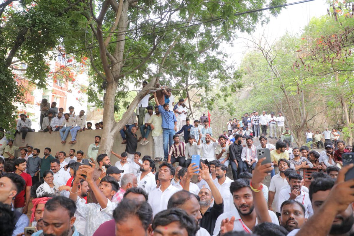 JanaSenaParty's tweet photo. •తెలంగాణ మీ అయ్య జాగీరా..?

ప్రతిసారీ పవన్ కళ్యాణ్ ను తెలంగాణ రానివ్వం. తెలంగాణలో తిరగనివ్వం అంటుంటారు. తెలంగాణ ఏమైనా మీ అయ్య జాగీరా..? బి.ఆర్.ఎస్. ఆఫీసు గుంటూరులో పెట్టుకున్నారు. జనసేన నుంచి వెళ్ళిపోయిన నాయకుడిని అక్కడ అధ్యక్షుడు గా చేశారు. బి.ఆర్.ఎస్. అధినేత మహారాష్ట్ర, పంజాబ్ ల్లో పర్యటించవచ్చు. పవన్ కళ్యాణ్ మాత్రం తెలంగాణలో పర్యటించకూడడా?
తెలంగాణ అన్ని రంగాల్లో ముందుండాలి. ఇక్కడి ప్రజానీకం సంతోషంగా ఉండాలి. రాష్ట్ర ఆకాంక్షలు నెరవేరాలి అని మనస్ఫూర్తిగా కోరుకునేవాడిని. తెలంగాణ నాయకులు వేరు, ప్రజలు వేరు. అలాగే ఆంధ్ర నాయకులు వేరు, ప్రజలు వేరు. తప్పు చేసిన నాయకులను నిలదీద్దాం. నేను తప్పు చేసినా నన్ను నిలదీయండి. అంతేకాని తెలంగాణ, ఆంధ్ర ప్రజల మధ్య దూరం పెంచేలా, విద్వేషాలు రెచ్చగొట్టేలా మాత్రం మాట్లాడకండి. అది ఎవరికీ మంచిది కాదు. నేను నా ఇంటి ముందు నుంచే సమావేశంలో మాట్లాడుతున్నాను. నాకు భయం లేదు. నాపై దాడి చేయాలనుకునేవారెవరైనా రావొచ్చు. బాంచన్ మీ కాల్మొక్తా అనే వాడిని కాదు.. ధైర్యంగా నిలబడతాం. నేను గత 12 ఏళ్లలో తెలంగాణలో ఏ నాయకుడిని అనలేదు. కానీ నన్ను పదేపదే ఆంధ్ర కొడకా అని తిట్టినా.. నా పోరాటాల గడ్డ తెలంగాణ నా గుండెల్లోనే ఉంటుంది. తెలంగాణలో ఆంధ్ర కాంట్రాక్టర్లు, వ్యాపారులు బాగున్నారు. ఆంధ్రలో తెలంగాణ కాంట్రాక్టర్లు, వ్యాపారులు బాగానే ఉన్నారు. కానీ ప్రజల్లోనే కావాలని దూరం పెంచుతున్నారు. పవన్ కళ్యాణ్ అనే వాడు తెలంగాణ రాకూడదు అని తెలంగాణ అసెంబ్లీలో ప్రత్యేక తీర్మానం చేస్తే, అప్పుడు నేనేంటో చూపిస్తా.  
•అమిత్ షా గారిని అంటే నేను సమాధానం చెప్పొద్దా..?
ఓ విశ్లేషకుడు ఇష్టానుసారం మాట్లాడి గౌరవ కేంద్ర హోంమంత్రి శ్రీ అమిత్ షా గారితో మేము అనని మాటలను అంటే దాన్ని ఖండించాం. అమిత్ షా గారిపై కామెంట్స్ చేస్తే సమాధానం చెప్పకూడదా? దానికి ఇప్పుడు ప్రాంతీయ విద్వేషాలను రెచ్చగొట్టే మాటలకు ఎక్కడ పొంతన ఉంది. నేను మాట్లాడిన తర్వాత మళ్లీ ప్రెస్ క్లబ్ లో సమావేశం ఏర్పాటు చేసి నానా హంగామా చేసి ప్రాంతాల మధ్య చిచ్చు పెట్టే కార్యక్రమం మొదలుపెట్టారు. తెలంగాణకు అన్యాయం చేసిన పాలకులను తిట్టకుండా, ప్రజల మధ్య ద్వేషం నింపి ఏం సాధిస్తారు..? తెలుగు మాట్లాడే ప్రజలు షోలాపూర్, నాందేడ్, సూరత్ ఇలా దేశంలో చాలాచోట్ల ఉన్నారు. అక్కడి స్థానికులు కూడా ఇలా చేస్తే జాతీయ సమగ్రత దెబ్బతింటుందని గుర్తు ఉంచుకోండి. కేంద్ర హోం మంత్రి గారి వద్ద అనని విషయాన్ని, జరగని విషయాన్ని కూడా విశ్లేషకులు చెప్పారని, దాన్ని తప్పు అని చెప్పకూడదు అంటే ఎలా..? మీరు ఏం చేసినా మేం బాంచన్ దొర అనాలని మీరు భావిస్తే, బెదిరిస్తే మేం భయపడే వాళ్లం కాదు.   
•కబ్జా అని తేలితే స్వచ్ఛందంగా ప్రభుత్వానికి అప్పగిస్తా 
చెరువు కబ్జా అంటూ కొత్త విషయాన్ని తీసుకొచ్చారు. కోడి చెరువు కబ్జా చేశానంటూ సోషల్ మీడియా వేదికగా ప్రచారం మొదలుపెట్టారు. నేను సవాల్ చేసి చెబుతున్నా.... తెలంగాణ ప్రభుత్వం ఆ మొత్తం సర్వే చేయించి, తప్పు జరిగి ఉంటే కనుక స్వచ్ఛందంగా ఆ భూమిని నేను అప్పగిస్తాను. అక్కడ నాకు గోశాల మాత్రమే ఉంది. సుమారు 50 నుంచి 60 ఆవులు ఉంటాయి. మేత కోసం గడ్డి కోస్తారు. దశాబ్దాల క్రితం తీసుకున్న భూమి. అక్కడ ఎలాంటి తప్పు జరిగినట్లు ప్రభుత్వం తేల్చినా ఆ భూమిని తీసుకోవచ్చు. నాకు అభ్యంతరం లేదు. కొందరు సూడో మేధావులు, పార్టీల పేరుతో, సోషల్ మీడియా ముసుగులో ఇష్టానుసారం మాట్లాడటం మానుకోవాలి. ఆ భూమిలోకి వెళ్ళి రాద్ధాంతం చేస్తున్నారు. ప్రైవేట్ ఆస్తిలోకి ఇష్టారీతిన వెళ్ళడం చట్టరీత్యా నేరం. 
•కమ్యూనిజం అందుకే అంత్యదశకు వచ్చింది
ప్రపంచ కార్మికులారా ఏకం కండీ అని ఒకప్పుడు పిలుపునిచ్చిన వామపక్షాలు నేడు ప్రాంతీయతను రెచ్చగొట్టే స్థితికి చేరకుంటున్నాయి. వామపక్ష భావజాలం, వామపక్ష సానుభూతిపరుల ముసుగులో కొందరు చేస్తున్న వ్యక్తిగత ప్రాంతీయత సిద్దాంతాల వల్లనే కమ్యూనిజం దేశంలో అంత్య దశకు వచ్చింది. గద్దర్ బతికి ఉన్నపుడు కనీసం ఆయనను పట్టించుకోని వామపక్ష మేధావులు ఈ రోజు ప్రాంతీయ విద్వేషాలను రెచ్చగొట్టేలా మాట్లాడుతున్నారు. ప్రజా యుద్ధనౌక గద్దర్ అన్నతో నేను రాజకీయాలకు రాకముందు నుంచే పరిచయం ఉంది. నా ఖుషీ సినిమాలోని పాటలో పెట్టిన థీమ్ తాకట్టులో భారతదేశం స్ఫూర్తిని చూపిందని గద్దర్ గారు అన్న మాటలు నాకింకా గుర్తే. ఆయన వెన్నులో బుల్లెట్లు దిగినప్పుడు ఇప్పుడు మాట్లాడే నాయకులు ఎక్కడ ఉన్నారు? నేటి వరకూ చెప్పలేదు - ఓ రోజు గద్దరన్న వచ్చి.. తమ్మి వెన్నులో ఇబ్బంది ఉంది... తిరగడం కష్టం అవుతోంది బండి తీసి ఇయ్యి అన్నారు. రెండు రోజుల్లో కారు పంపించాను.
తెలంగాణ మీద ప్రేమ లేకుంటే టీటీడీ నుంచి రూ.30 కోట్లు కొండగట్టు ఆలయ అభివృద్ధికి తీసుకొస్తానా..? విపత్తుల వేళ రూ.కోటి విరాళం తెలంగాణ ప్రభుత్వానికి ఇస్తానా..? మీరే చెప్పాలి.