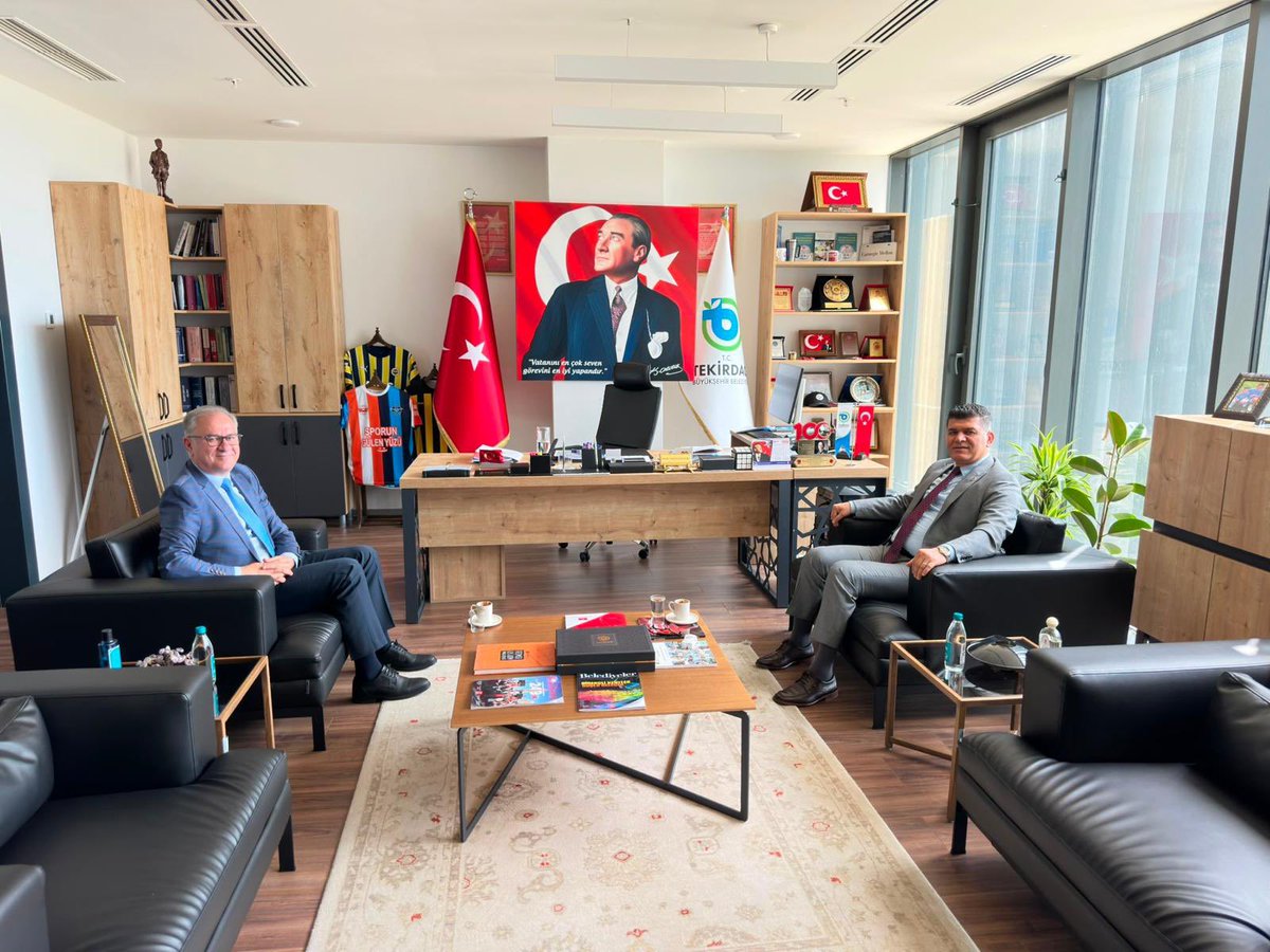 ehcelik01's tweet photo. Marmara Belediyeler Birliği Genel Sekreteri Sayın Cemil Arslan’ı belediyemizde ağırlamaktan memnuniyet duydum. 

Gerçekleştirdiğimiz görüşmede; yerel yönetimlerin güncel çalışma alanları, belediyeler arası iş birliği olanakları, ortak projeler ve bölgemizin geleceğine yönelik değerlendirmelerde bulunduk. Kentlerimizin daha yaşanabilir, daha güçlü ve daha dirençli hale gelmesi için kurumlar arası dayanışmanın ve ortak aklın önemini bir kez daha vurguladık.

Nazik ziyaretleri ve samimi sohbetleri dolayısıyla kendisine teşekkür ediyor, yerel yönetimlerin gelişimine katkı sunacak çalışmaların artarak devam etmesini diliyoruz.

@Tdagbld 
@marmarabb