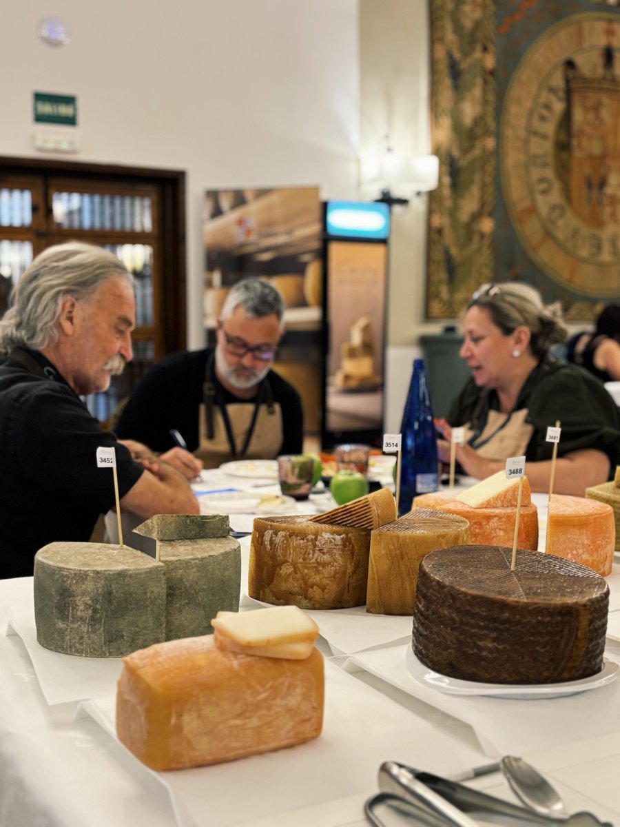 premioscincho's tweet photo. Primer día de los @premioscincho 2026, superado. Nos vemos mañana para seguir disfrutando de los mejores quesos del mundo.🧀

#PremiosCincho #Cincho2026 #CinchoCheeseAwards2026 #CinchoCheeseAwards https://t.co/BiZnVkNiet