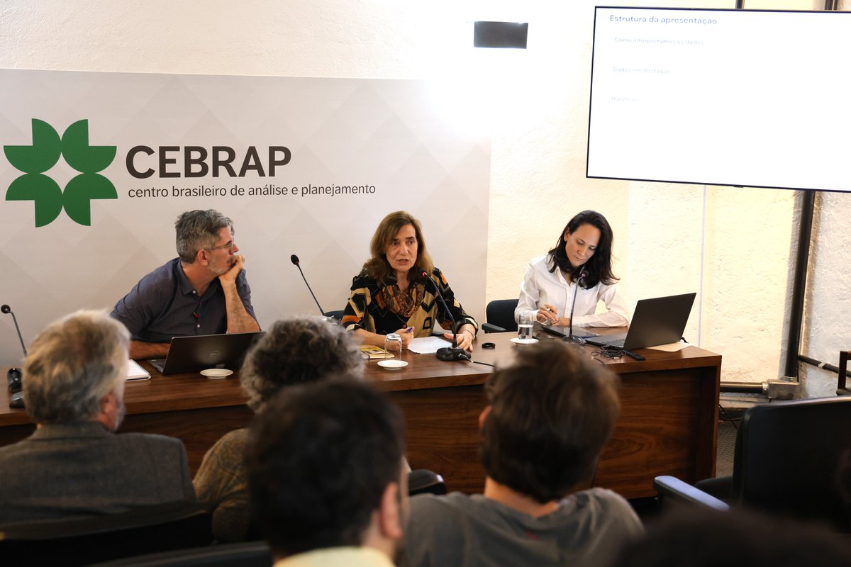 cebrap's tweet photo. 🔎 O que os brasileiros pensam sobre política, trabalho, meio ambiente e democracia?

O Centro para Imaginação Crítica do Cebrap (CCI) lançou os resultados de um survey nacional inédito com quase 3.000 entrevistados, o mais abrangente já realizado sobre cidadania no Brasil contemporâneo.

O seminário de lançamento aconteceu em maio e reuniu pesquisadores de diferentes disciplinas para debater os achados em torno de cinco eixos: política digital, religião, representação, meio ambiente, trabalho e cuidado. 

Alguns dos achados são:

- 81% consideram a desigualdade um dos maiores problemas do país 
- 78% valorizam a carteira assinada como garantia de direitos sociais
- Brasileiros reconhecem as mudanças climáticas, mas têm dificuldade em identificar suas causas, e o agronegócio quase não aparece como vilão ambiental
- 81% não confiam em políticos

A gravação completa do evento e entrevistas com os participantes estão disponíveis no canal do Cebrap no YouTube. 

▶️ Assista no YouTube e acesse os resultados completos em https://t.co/JxBfeCcqCB.