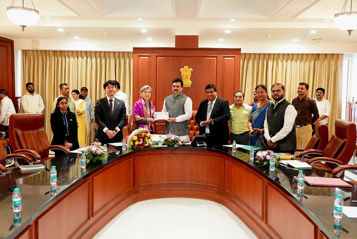 MahaDGIPR's tweet photo. जपानच्या वाणिज्यदूत साटो हितोमी यांनी विधानपरिषदेचे सभापती प्रा. राम शिंदे यांची विधानभवनात भेट घेतली. भारत-जपान संबंध अधिक मजबूत करण्याची गरज असून भारताला २०४७ पर्यंत विकसित राष्ट्र बनविण्याच्या उद्दिष्टासाठी जपानसारख्या देशांशी आर्थिक, तांत्रिक व सामरिक सहकार्य महत्त्वाचे आहे, असे प्रतिपादन सभापती प्रा. शिंदे यांनी केले.

सभापती प्रा. राम शिंदे यांनी जपानच्या विकासाचा आणि द्वितीय महायुद्धानंतरच्या पुनर्निर्माणाचा उल्लेख करत जपानच्या प्रगतीचे कौतुक केले. महाराष्ट्र देशाच्या विकासात महत्त्वाची भूमिका बजावत असल्याचे नमूद करत त्यांनी राज्यात गुंतवणूक, उद्योग आणि रोजगारवाढीसाठी जपानी सहकार्याचे स्वागत केले. तसेच भारत आणि जपान यांच्यातील मैत्रीपूर्ण संबंध आगामी काळात आणखी बळकट होतील, असा विश्वास  व्यक्त केला.

यावेळी मुंबईतील जपानच्या वाणिज्य दूतावासचे उप-वाणिज्यदूत निशिओ र्यो, प्रादेशिक पासपोर्ट अधिकारी (आयएफएस) स्वप्नील थोरात, विधिमंडळ सचिव (१) जितेंद्र भोळे, सचिव (२) मेघना तळेकर, सचिव (४) शिवदर्शन साठ्ये आणि सभापती यांचे सचिव पंडित खेडकर उपस्थित होते.

@Prof_RamShinde