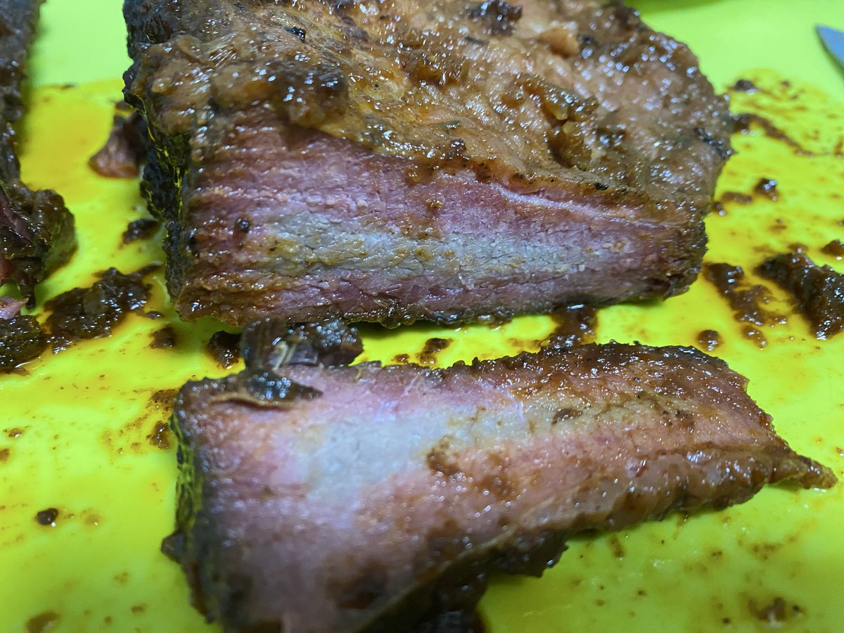 fireyoko's tweet photo. 先日知人宅でBBQ
またまたビーフブリスケットを作る

見てよこのピンクのスモークリングを🍖

そして今から茶美豚のベーコンと、パンチェッタを仕込む https://t.co/1idYJcR7o1