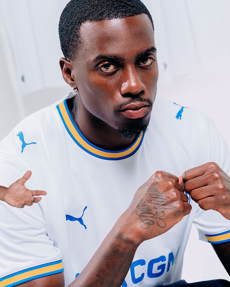 OM_Officiel's tweet photo. 𝑫-𝑫𝑨𝒀 👕
 
Notre nouveau maillot domicile est désormais 𝒅𝒊𝒔𝒑𝒐𝒏𝒊𝒃𝒍𝒆 sur https://t.co/RkCj62oGN9, les boutiques OM et dans l’ensemble des points de vente habituels.
