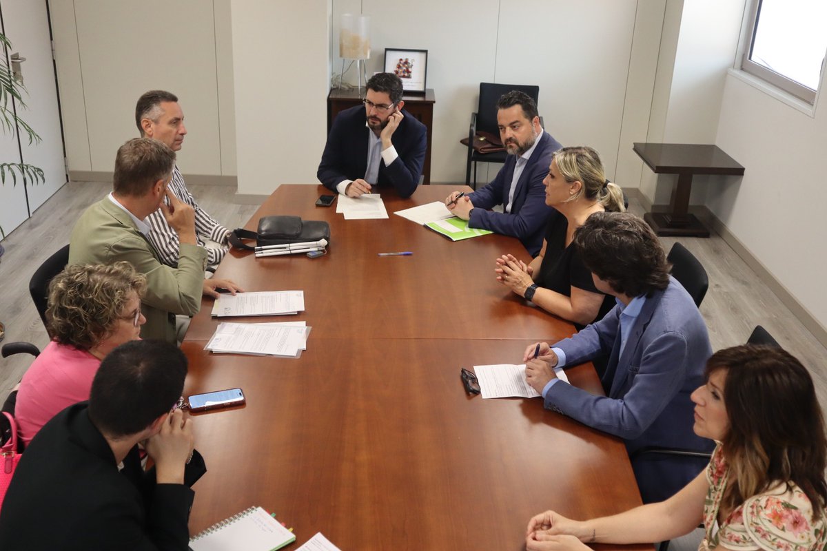CERMIAragon's tweet photo. Nos hemos reunido con Alejandro Nolasco, vicepresidente y consejero de Desregulación, Bienestar Social y Familia del @GobAragon.
Un encuentro clave dentro del diálogo permanente para seguir avanzando en la inclusión real y el apoyo a las personas con discapacidad y sus familias. https://t.co/hes7W5vyJG