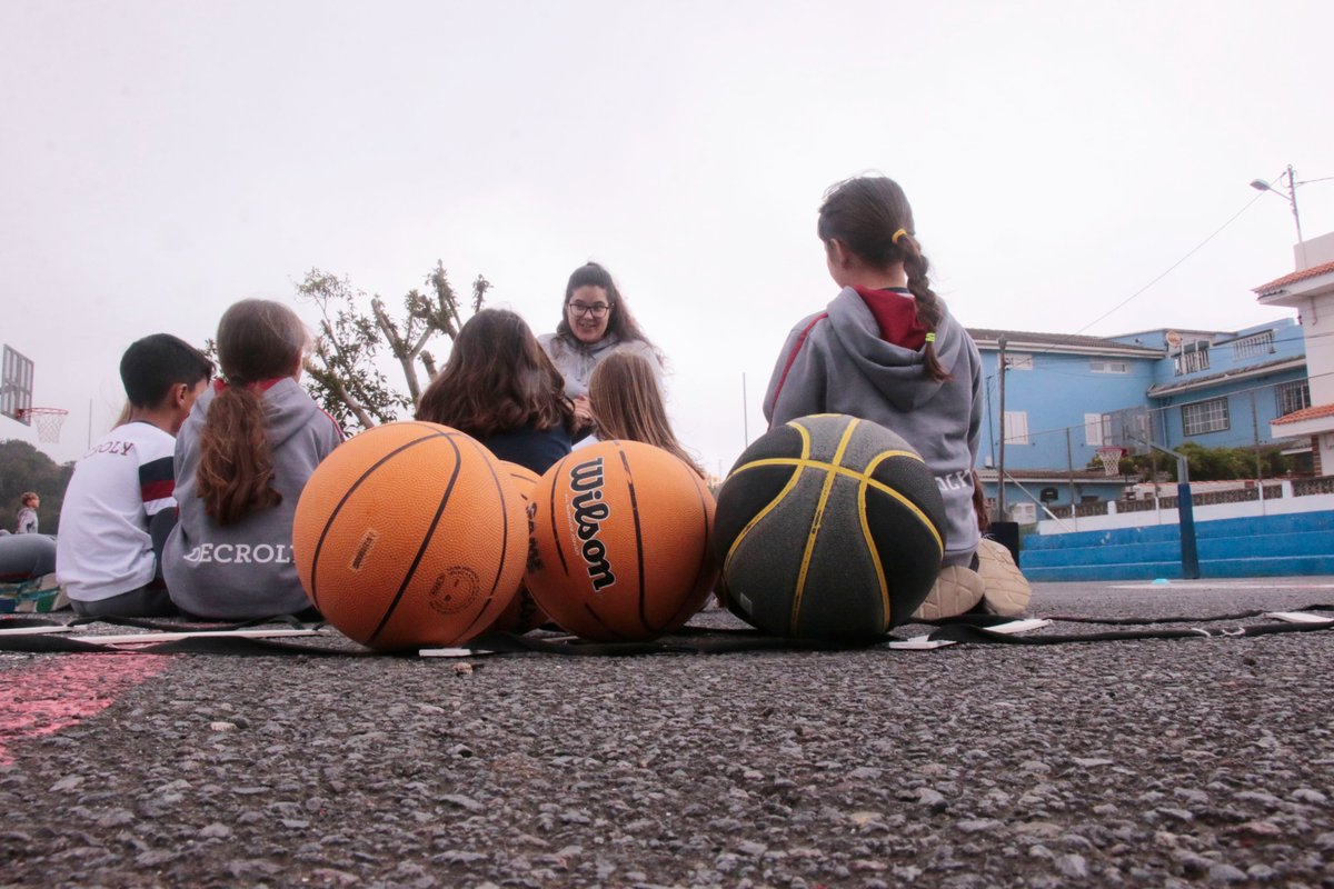 FundacionCBC's tweet photo. 🏀Este martes volvimos al Colegio Decroly Tenerife con nuestro programa de visibilización baloncesto inclusivo y adaptado

➡️Segunda visita a este centro, donde el año pasado solo pudimos dar una charla ya que la lluvia nos impidió llevar a cabo el habitual entrenamiento por estaciones