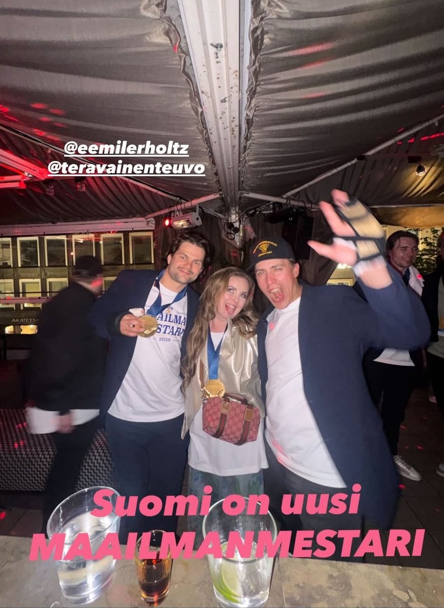 acervohawks's tweet photo. Medalha de ouro 🥇 no peito e um copo de whisky 🥃 na mão (não machucada)! Teuvo comemorando a vitória da seleção da Finlândia no Mundial da IIHF.

📸: Ellinoora via IG story. https://t.co/aHpdpkZYam