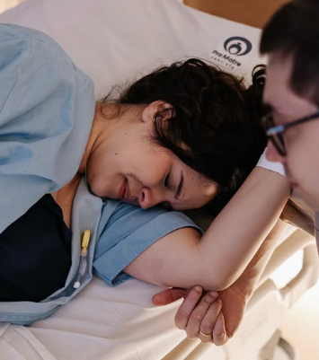 ISZZOKA's tweet photo. não consigo descrever o quão gostoso é amar o alanzoka e a maethe e ficar tão genuinamente feliz por cada conquista da vida deles. que coisa linda de acompanhar sério 🥺 https://t.co/B5hxZdKyRO