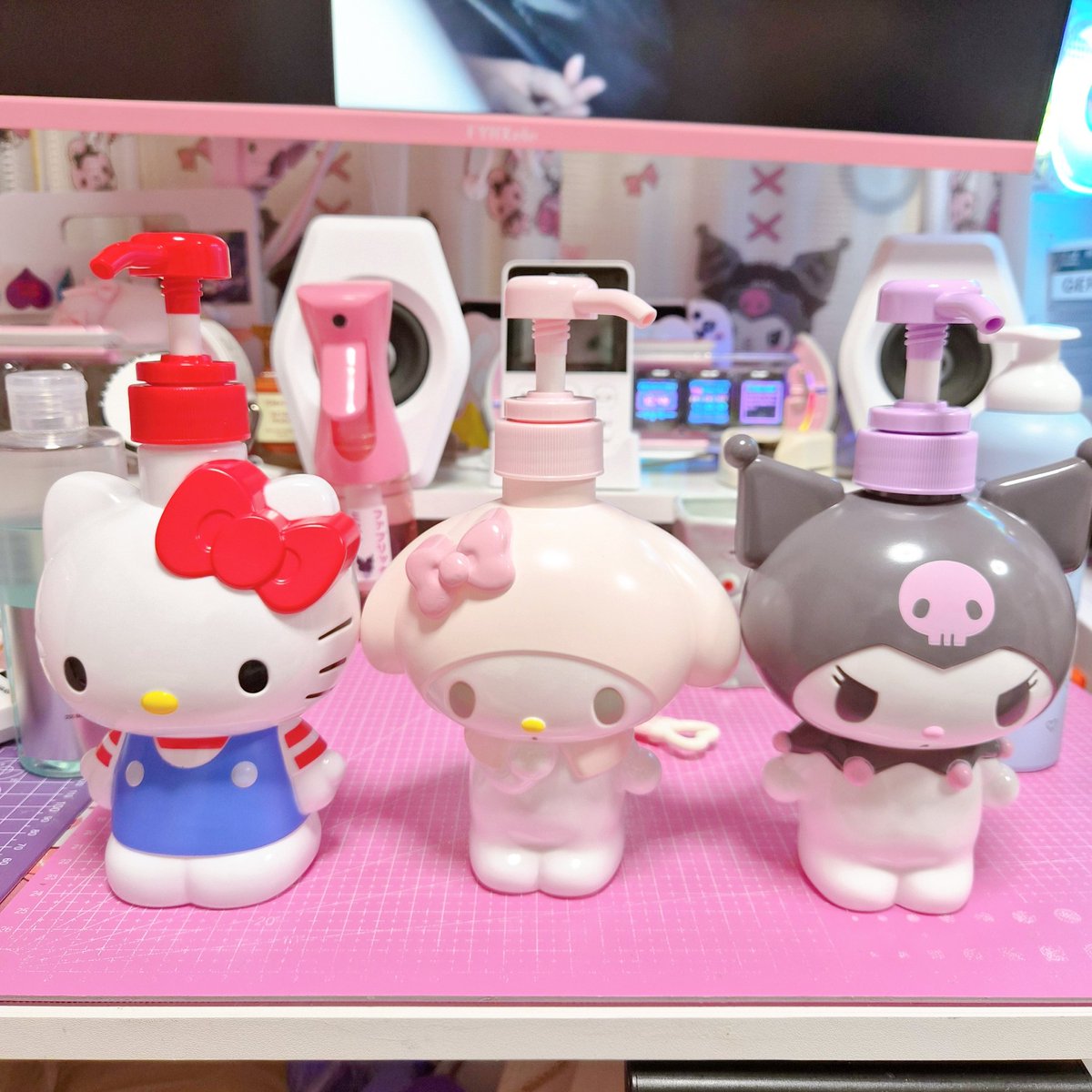 Y119Hug's tweet photo. 水周りはさすがにラベリングは
できないから
シャンプーボトルとトリートメント
ボトルはメロクロ(𓂂꜆◕⩊◕꜀𓂂)

ハンドソープと食器洗剤は
マイメロ君とシナモン君にしてる

キティ様はボディソープ🩶ᐝ
バカぶりっ子しちゃったぜっっ https://t.co/0uzpfDqJeu
