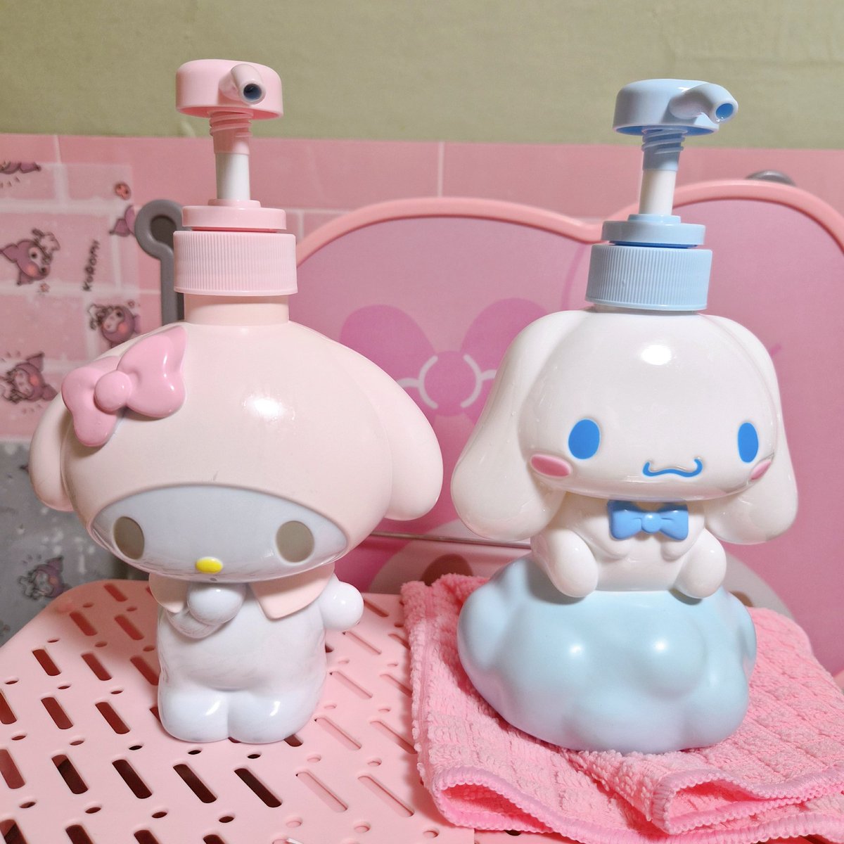 Y119Hug's tweet photo. 水周りはさすがにラベリングは
できないから
シャンプーボトルとトリートメント
ボトルはメロクロ(𓂂꜆◕⩊◕꜀𓂂)

ハンドソープと食器洗剤は
マイメロ君とシナモン君にしてる

キティ様はボディソープ🩶ᐝ
バカぶりっ子しちゃったぜっっ https://t.co/0uzpfDqJeu