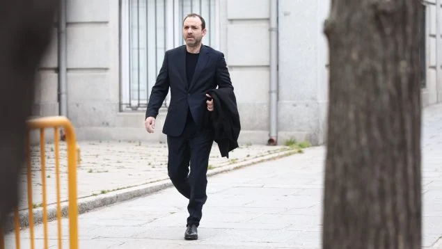 encasadeherrero's tweet photo. ⚫️#TERTULIA El hijo de Ábalos confirma que el PSOE pagó la defensa de su padre

👥Luis Herrero analiza la actualidad con
@EsmeraldaRuiz__ @Maiteloureiro_  y @anaisanchezr 

🔊 En  #EsHerrero #DIRECTO https://t.co/hL6P4BQTA8 https://t.co/WGvJ52U0BR