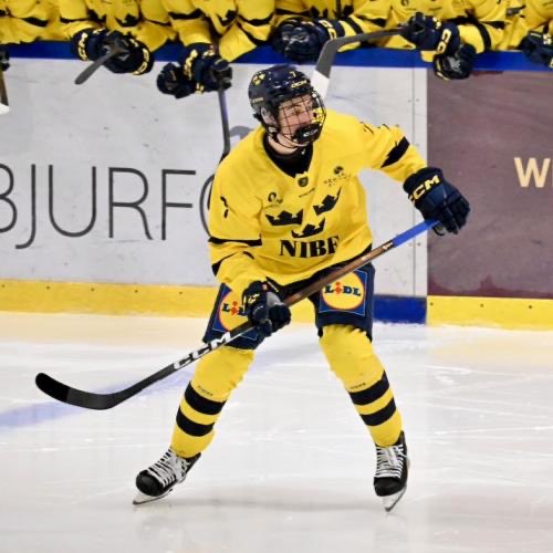 EricReeseFN's tweet photo. @DanHickling @lifeofphoto @IHCAvtomobilist Måns Gudmundsson 
• Färjestad BK U20 (U20 Nationell) 
• 6’3” 190lb 
• RD

An offensive defenseman who could bottom in the #NHL. Gudmundsson can take power play responsibilities. Just needs to add size and physicality. 
#Flyers 
#IgniteTheOrange https://t.co/DieQOGtvXn