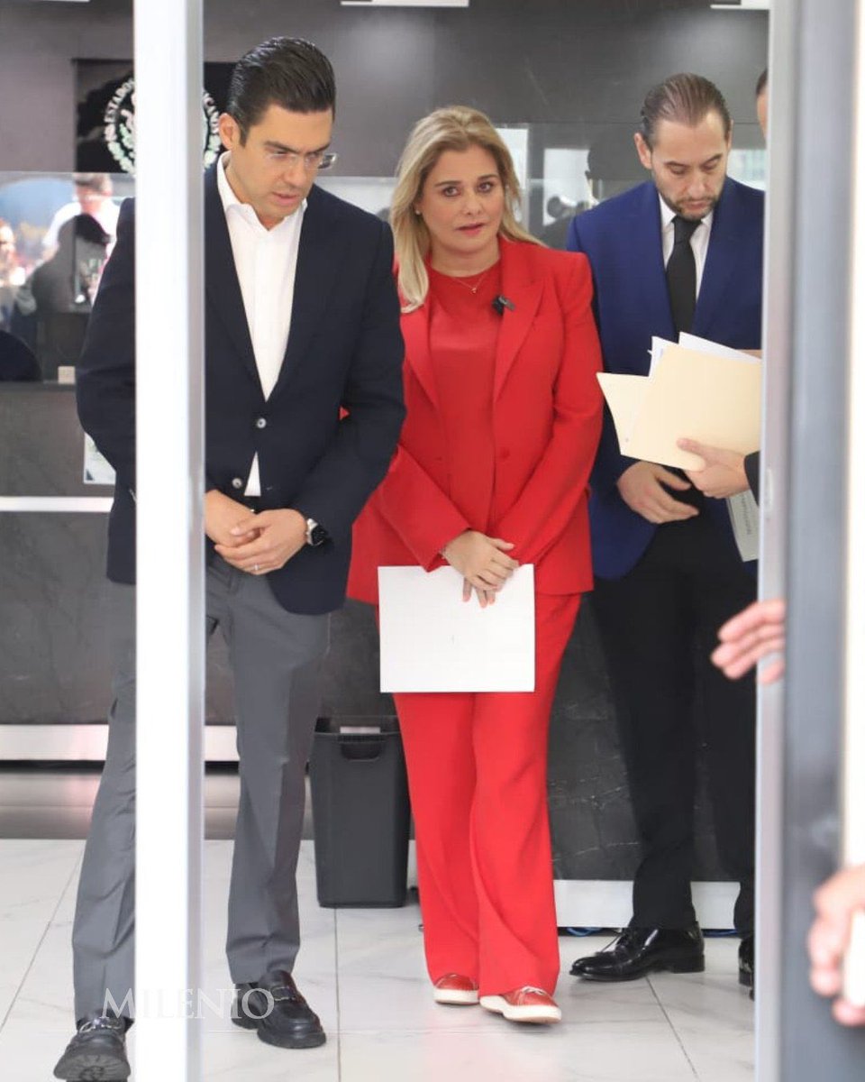 Humanismo4T's tweet photo. ¿No creen que ya es tiempo de llamarle a @MaruCampos_G #MaruN? 

Es una delincuente confesa de #TraicionALaPatria, corrupción, enriquecimiento ilícito, desfalco al erario de Chihuahua y narco tráfico. 

#JuicioPoliticoAMaruCampos 
#TeporochitaRoja 👇 https://t.co/yL8Ze7dWEd