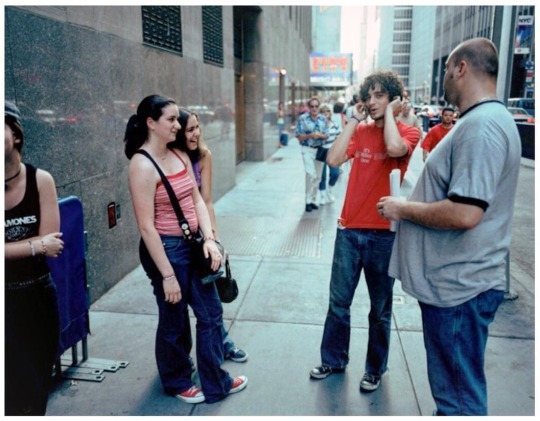 archivestrokes's tweet photo. fab talking to a fan on call outside radio city music hall(2002) https://t.co/NllF92CvzD
