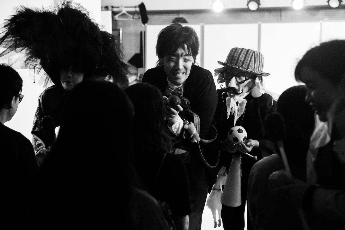 theatreschola's tweet photo. Bouffon発表会☺️

笑いには即興性、再現不可性、即時性があり、成立には「その瞬間に居続ける」ことが必須です。

「いまここ」に取り組み続けないと、途端につまらないものになります。
それは怖いことでもありますが、私たち俳優にとっては重要な学びです。

次は最後のクラス、シンプルクラウン🤩 https://t.co/YMhaeg1rfO