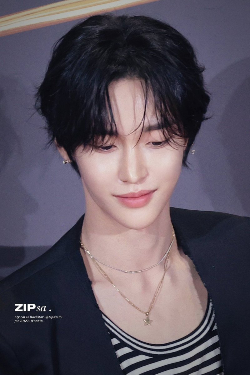 bbiona13's tweet photo. 멀리서 자기도 모르게 입 벌리면서
반짝거리는 눈으로 자길 보는데
원빉이는 바로 알아보고 �� 모습이 너무 사랑스러워 보일 듯..
그래서 괜히 앞도 못 보고 고개 숙인 채 속으로 엄청 좋아하겠지 https://t.co/EeTA7ajHgA
