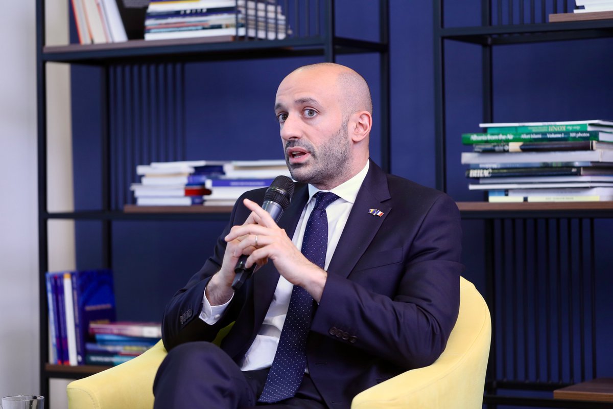 rccint's tweet photo. RCC hosted @francediplo Minister Delegate for Europe @benjaminhaddad today in #Sarajevo ⏭️ for a meeting with RCC Secretary General @amer_kap and Fireside Talk with youth from #WesternBalkansSix

Minister Delegate Haddad, RCC SG Kapetanović and #WB6 youth talked on EU, regional cooperation, youth participation, and the future of the region ⏭️ at Fireside talk organised by EU-funded and RCC-implemented #WBYL2 project.

Read more 👉🏻 https://t.co/PleTpwXUt4

#poweredbyRCC 🇪🇺