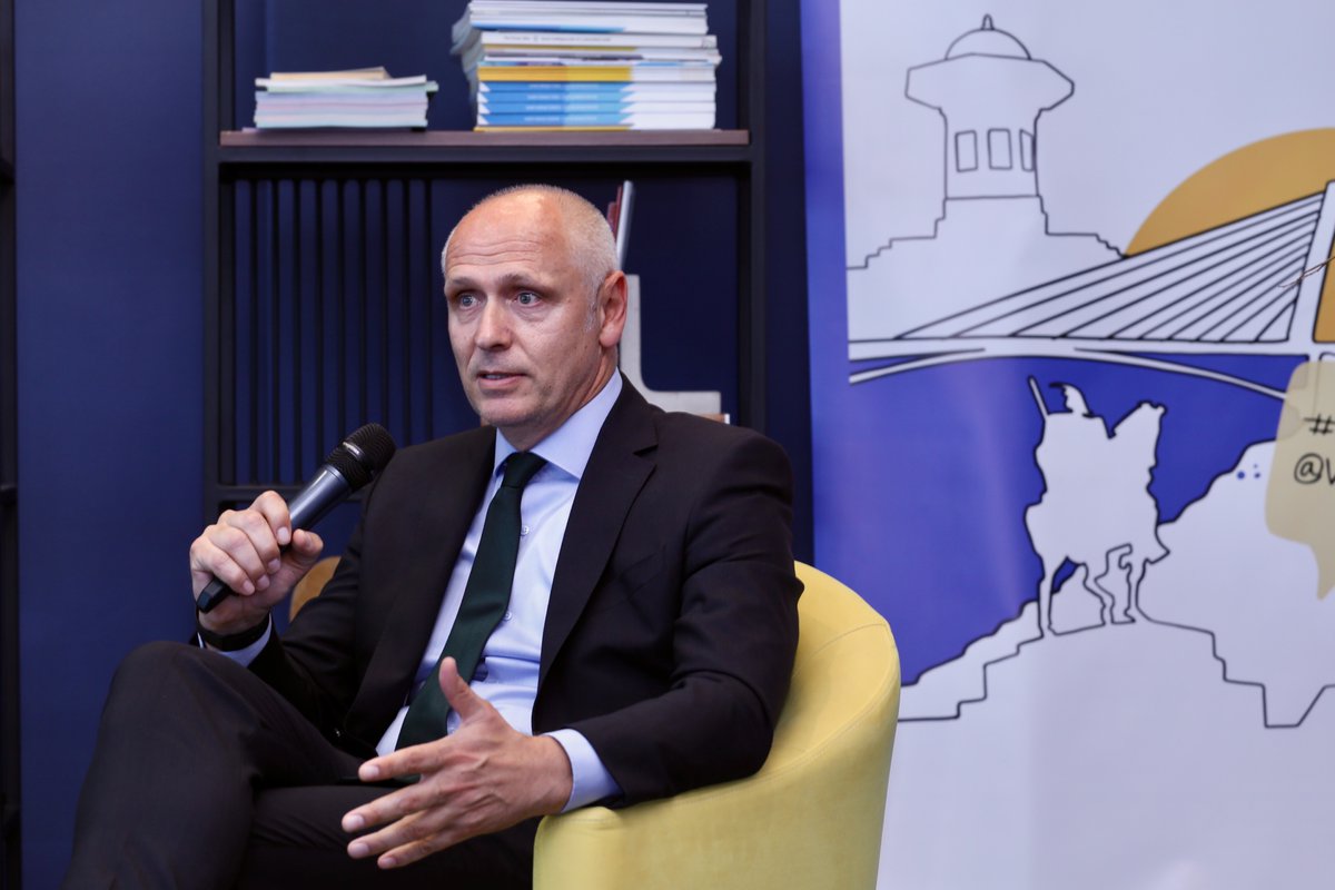 rccint's tweet photo. RCC hosted @francediplo Minister Delegate for Europe @benjaminhaddad today in #Sarajevo ⏭️ for a meeting with RCC Secretary General @amer_kap and Fireside Talk with youth from #WesternBalkansSix

Minister Delegate Haddad, RCC SG Kapetanović and #WB6 youth talked on EU, regional cooperation, youth participation, and the future of the region ⏭️ at Fireside talk organised by EU-funded and RCC-implemented #WBYL2 project.

Read more 👉🏻 https://t.co/PleTpwXUt4

#poweredbyRCC 🇪🇺