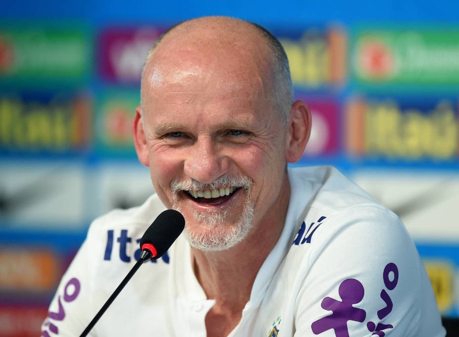 pasqual4's tweet photo. 🚨 URGENTE!

Inter quer Taffarel como seu goleiro titular, mesmo com 60 anos e várias hérnias de disco inter acha que o ex goleiro pode roubar a vaga de Rochet. https://t.co/3Cc88hLTNd