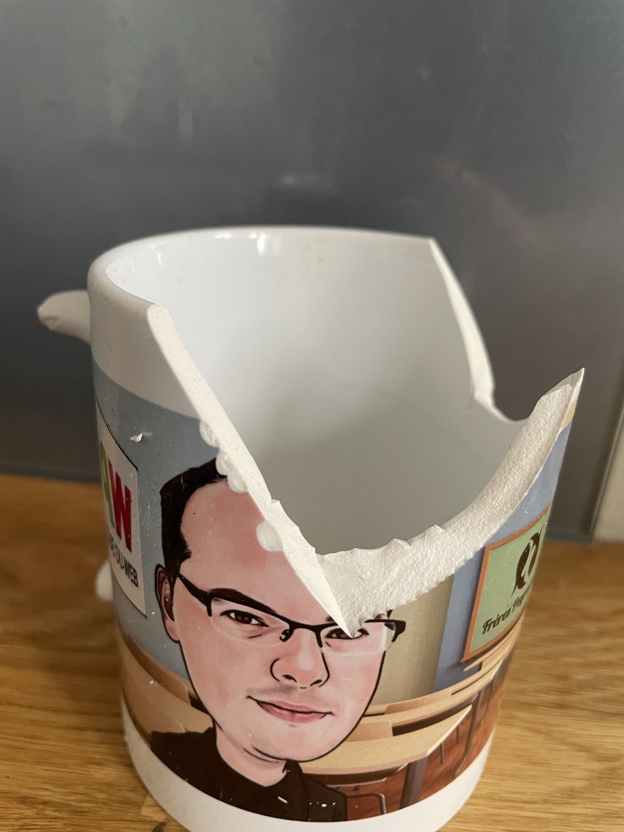 aurelienbardon's tweet photo. Mon mug @QueDuWeb vient de rendre l’âme
L’occasion de remercier une nouvelle fois @speyronnet qui m’avait fait intervenir alors que je n’arrivais pas à intervenir à d’autres évents 🔥🔥🔥 https://t.co/xdtM17HYUV