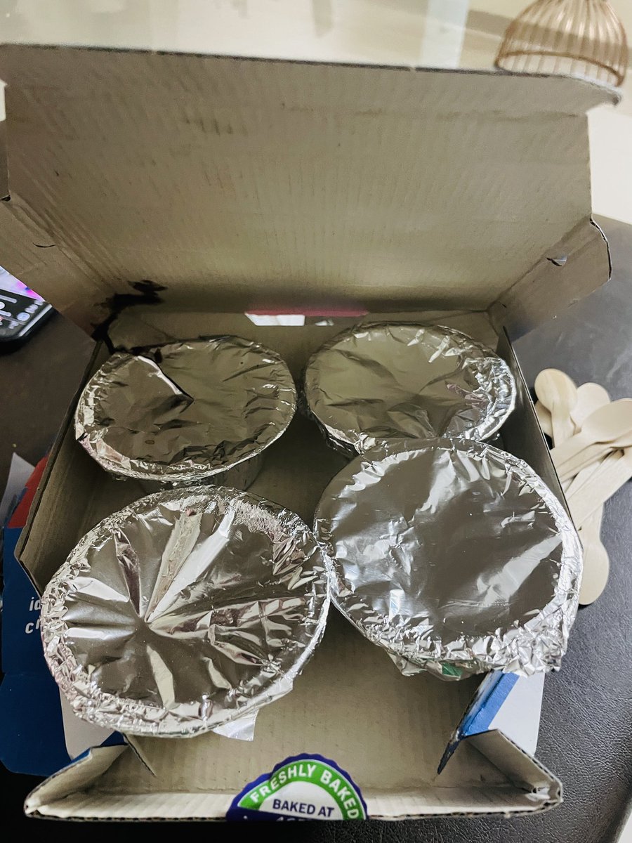 Portfoliovalue's tweet photo. This is how @dominos @dominos_india delivering flagship choco lava cake!

What kind of cost pressure is this? https://t.co/YyI0kfyXdo