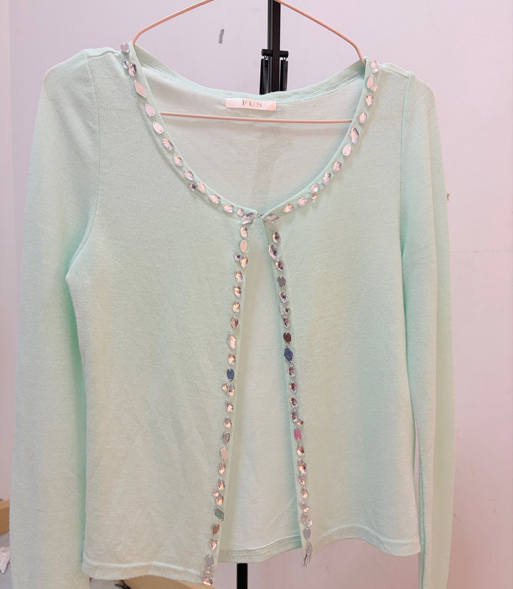 munich_mk's tweet photo. ปล่อยต่อคา์ดิแกน สีเขียวมิ้นติดเพรชแขนยาวเสื้อคลุมค่ะ 100 บาท รวมส่ง 
#ส่งต่อเสื้อผ้า #ส่งต่อ #เสื้อผ้ามือสอง #โล๊ะตู้เสื้อผ้า #ส่งต่อเสื้อผ้ามือ2 #vghbkk #ส่งต่อtgda #เสื้อผ้ามือ2 #ส่งต่อstylist  #ส่งต่อเสื้อผ้ามือสอง
 #ส่งต่อเสื้อผ้า https://t.co/IPQDLuUBNN