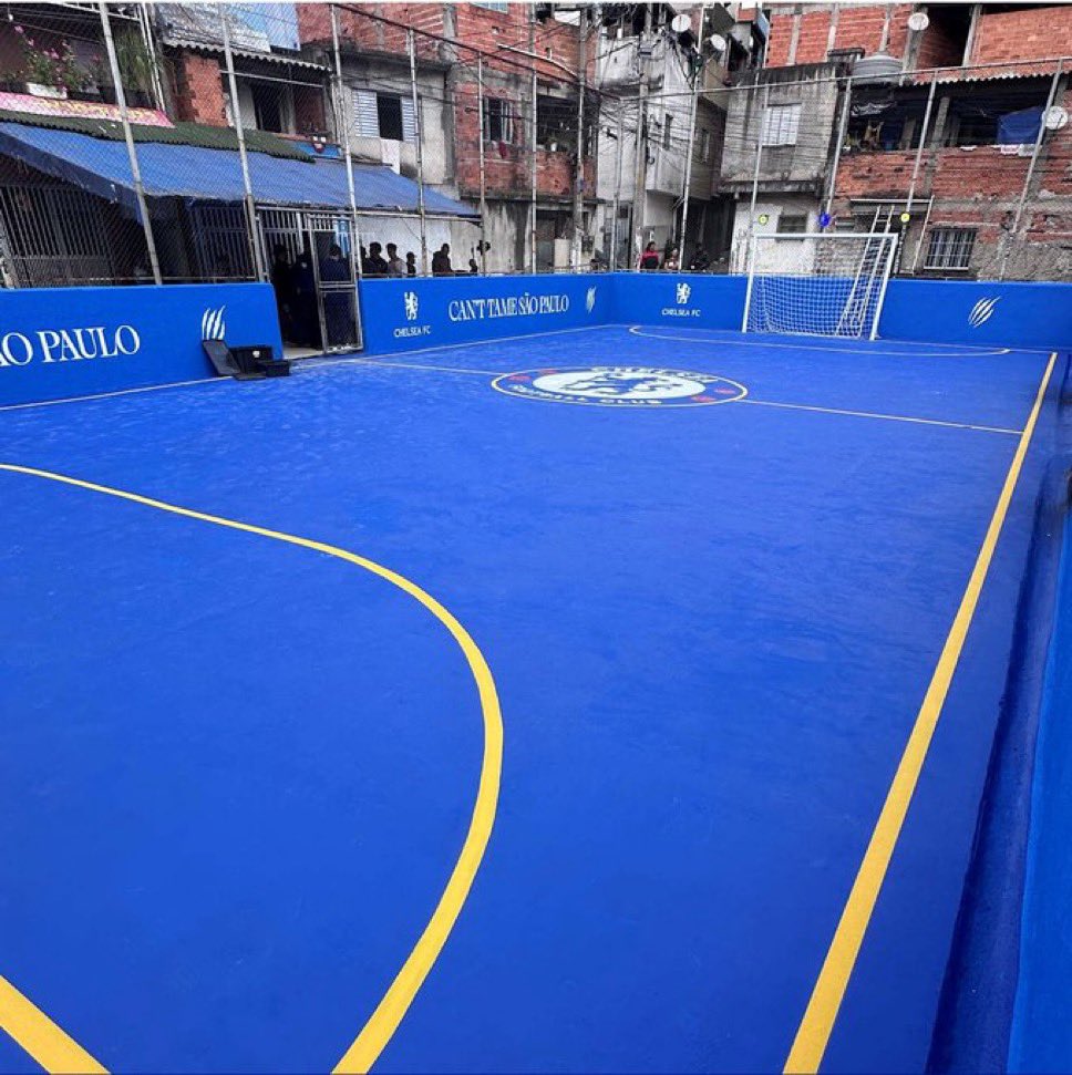 CuriosidadesPRL's tweet photo. O Chelsea reformou uma quadra de futebol no Brasil para ajudar a inspirar jovens jogadores. https://t.co/4z2GPCOjov